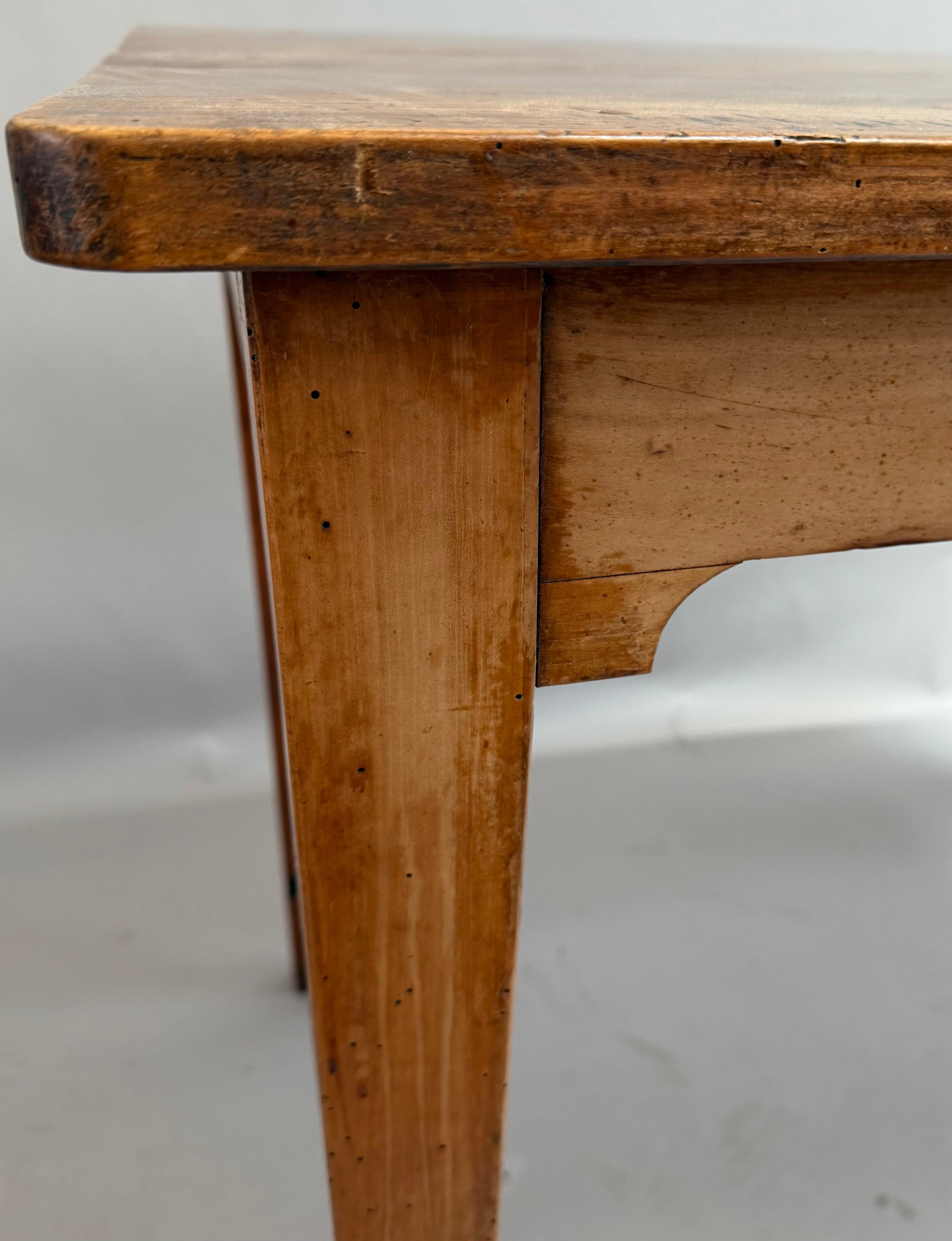 Fait main Table d'appoint provinciale française simple mais charmante en vente
