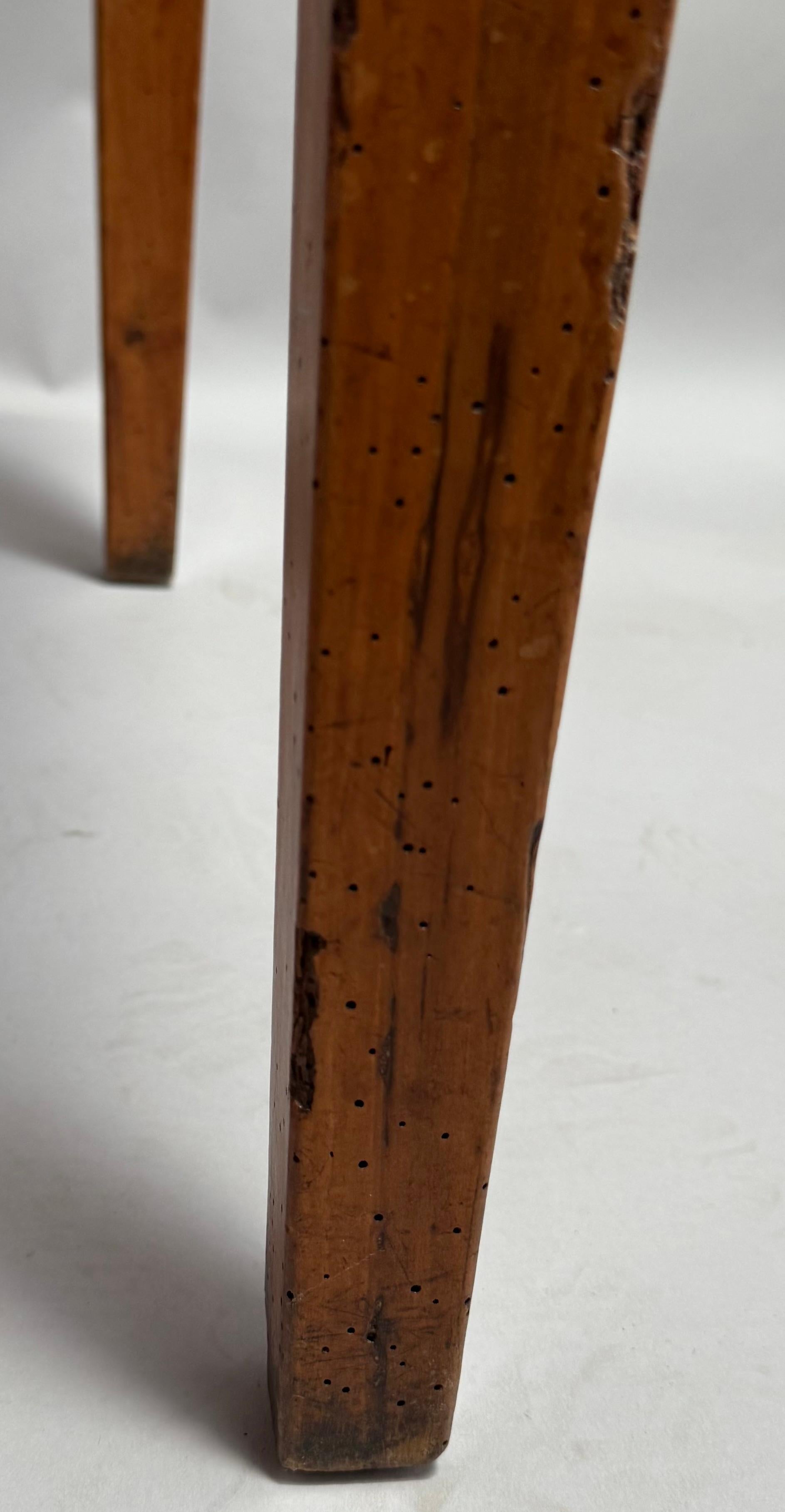 Table d'appoint provinciale française simple mais charmante Bon état - En vente à Middleburg, VA