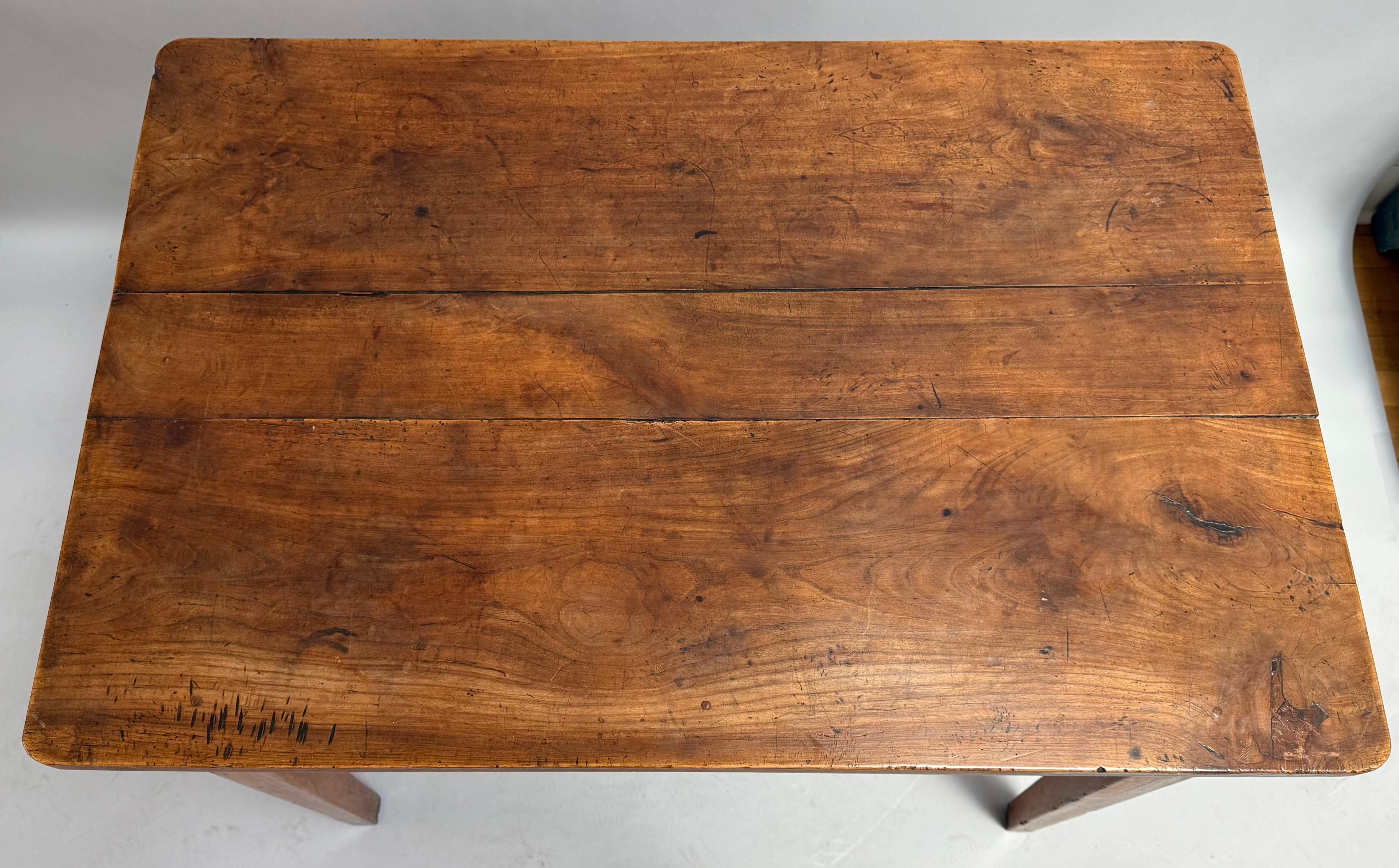 XIXe siècle Table d'appoint provinciale française simple mais charmante en vente
