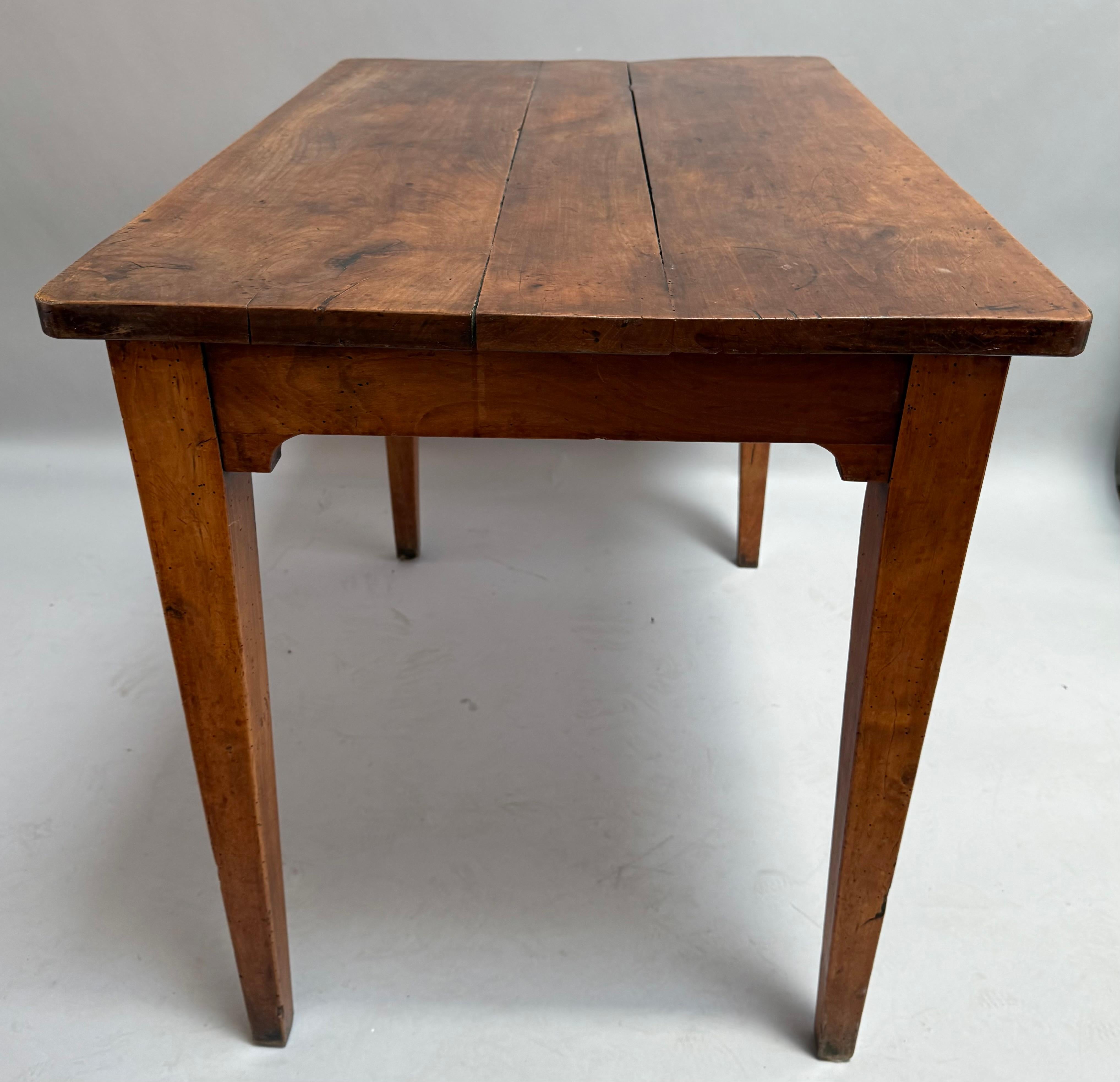 Table d'appoint provinciale française simple mais charmante en vente 1
