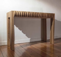 Einfacher Tisch aus Zedernholz von Baka Studio