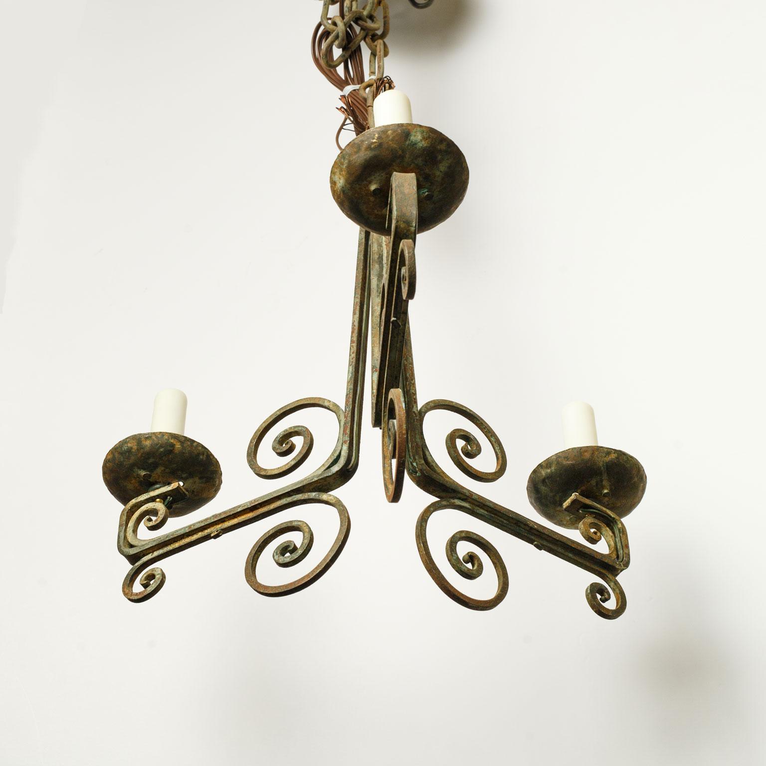 Simple Classic Painted Iron Chandelier im Zustand „Gut“ in Houston, TX