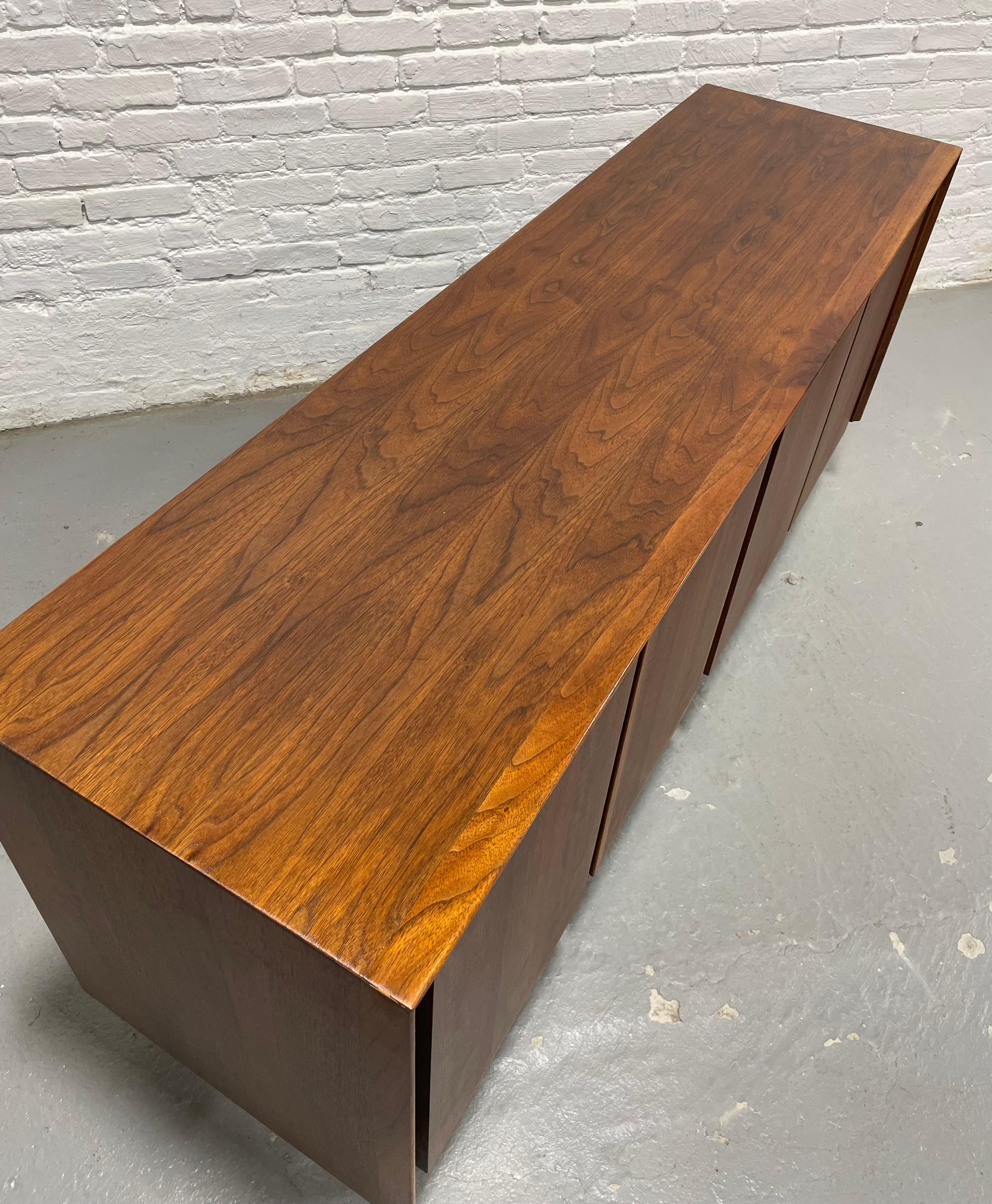 Simple + Classic WALNUT Mid Century MODERN CREDENZA / Media Stand / Sideboard in vendita 4