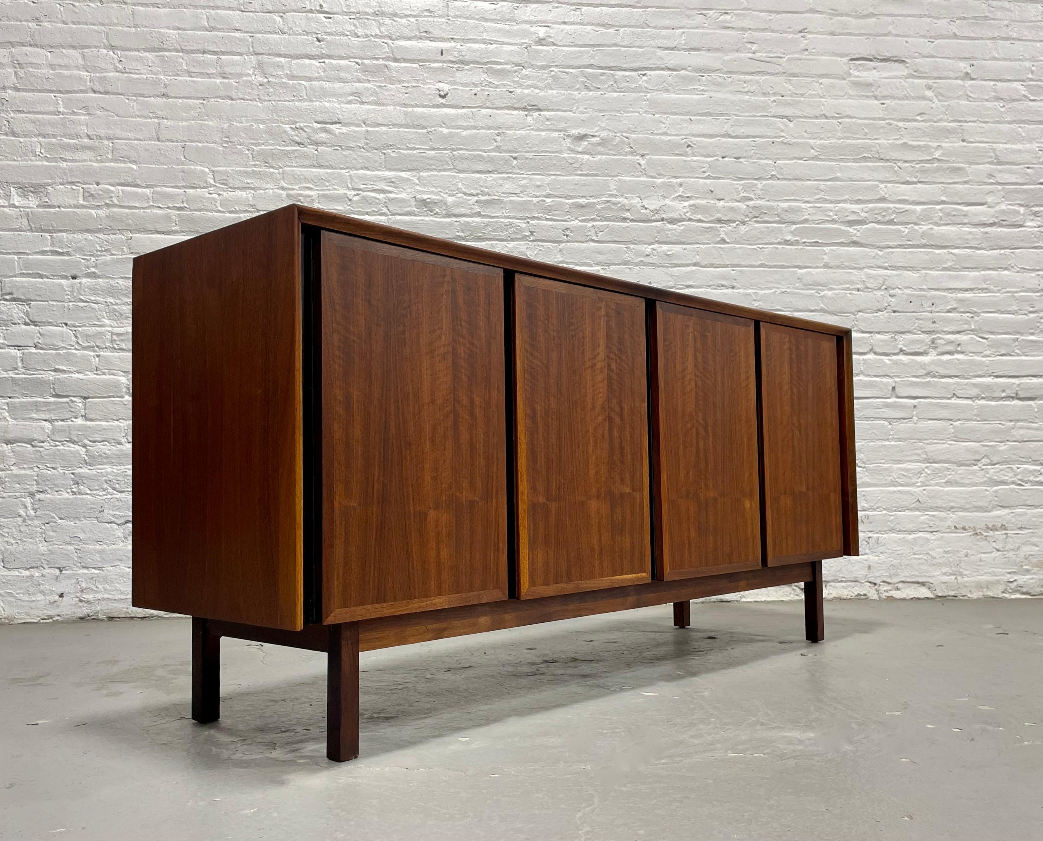 Simple + Classic WALNUT Mid Century MODERN CREDENZA / Media Stand / Sideboard in vendita 5