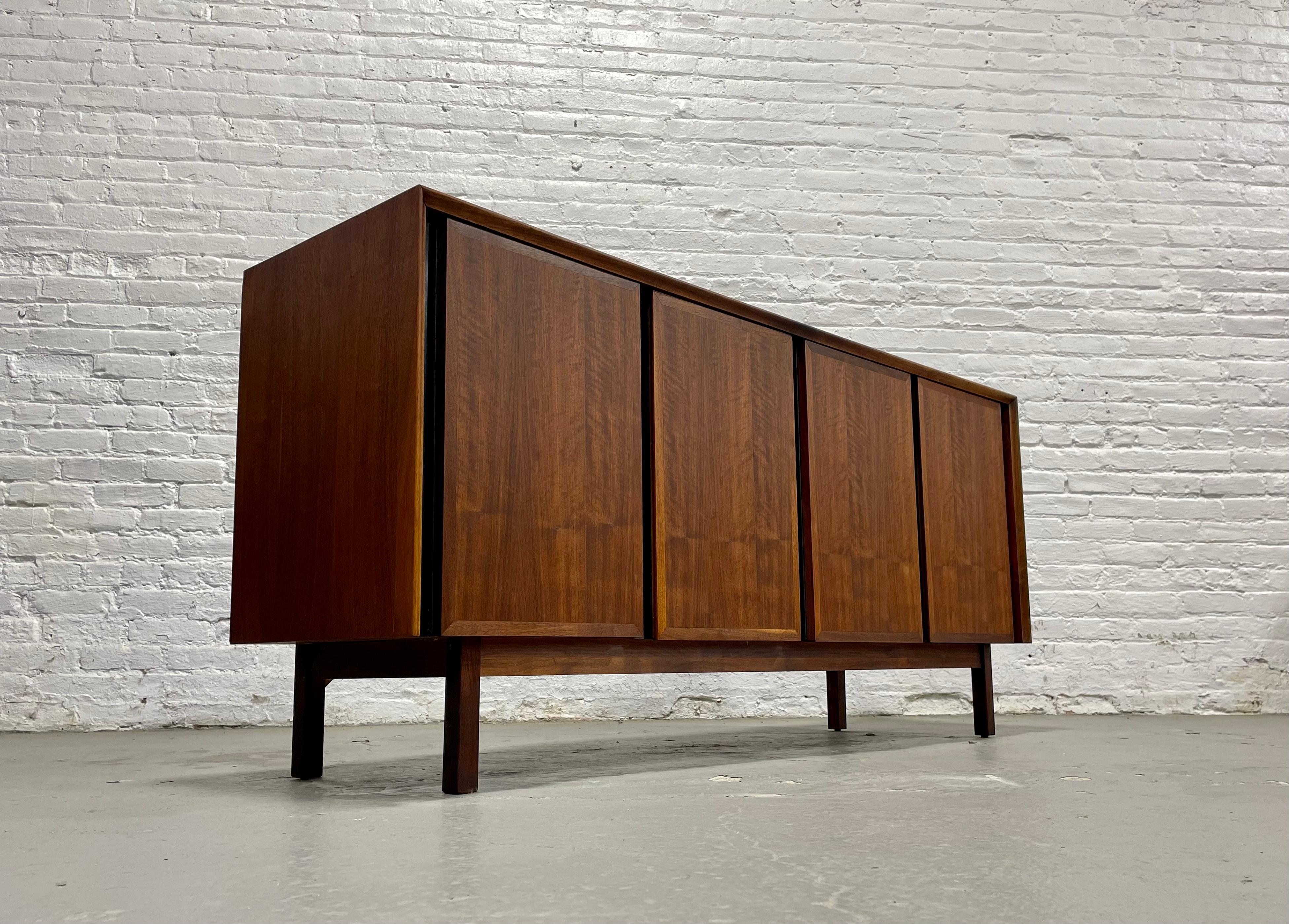 Mid-Century moderno Simple + Classic WALNUT Mid Century MODERN CREDENZA / Media Stand / Sideboard in vendita