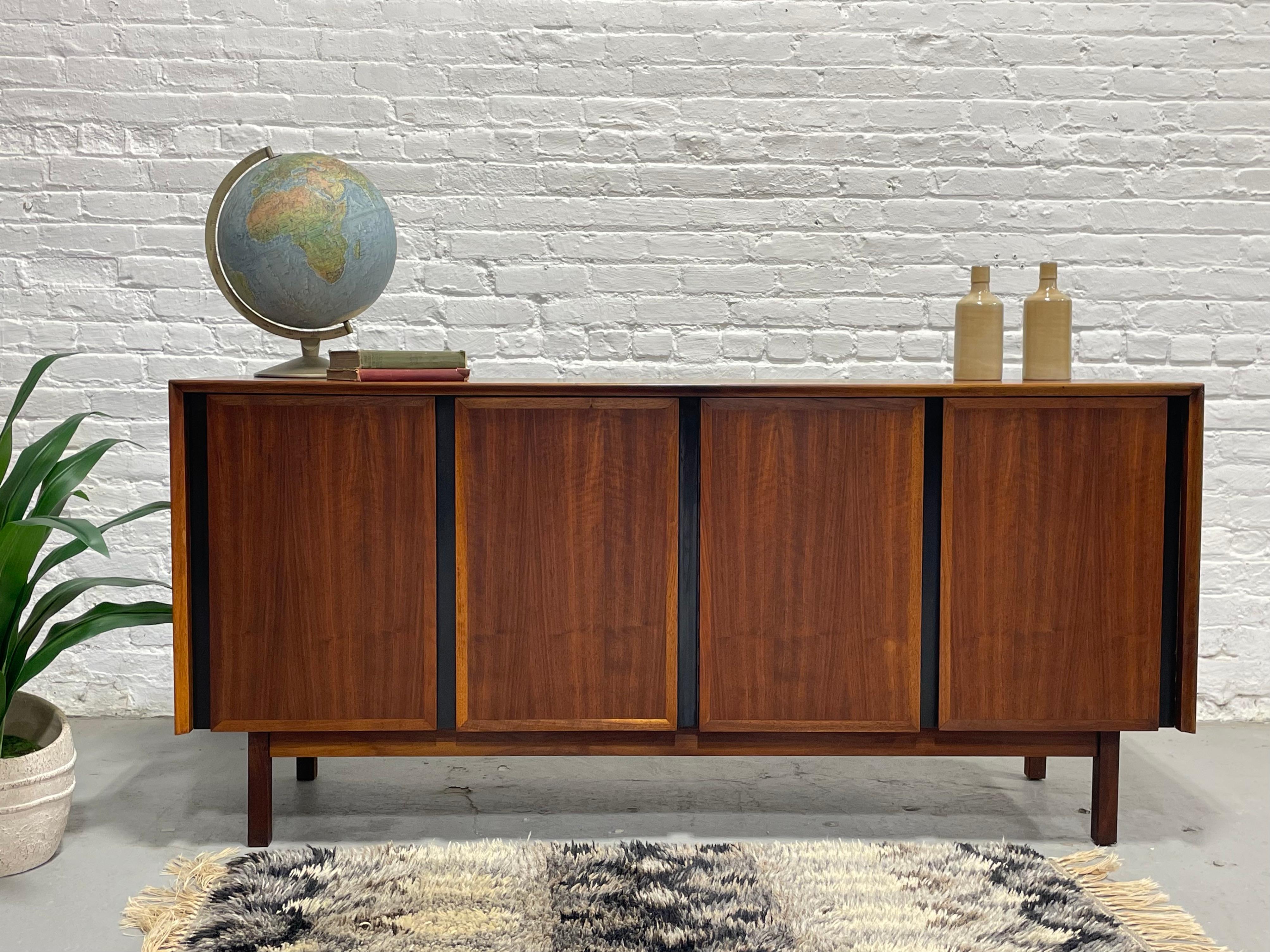 Simple + Classic WALNUT Mid Century MODERN CREDENZA / Media Stand / Sideboard In condizioni buone in vendita a Weehawken, NJ