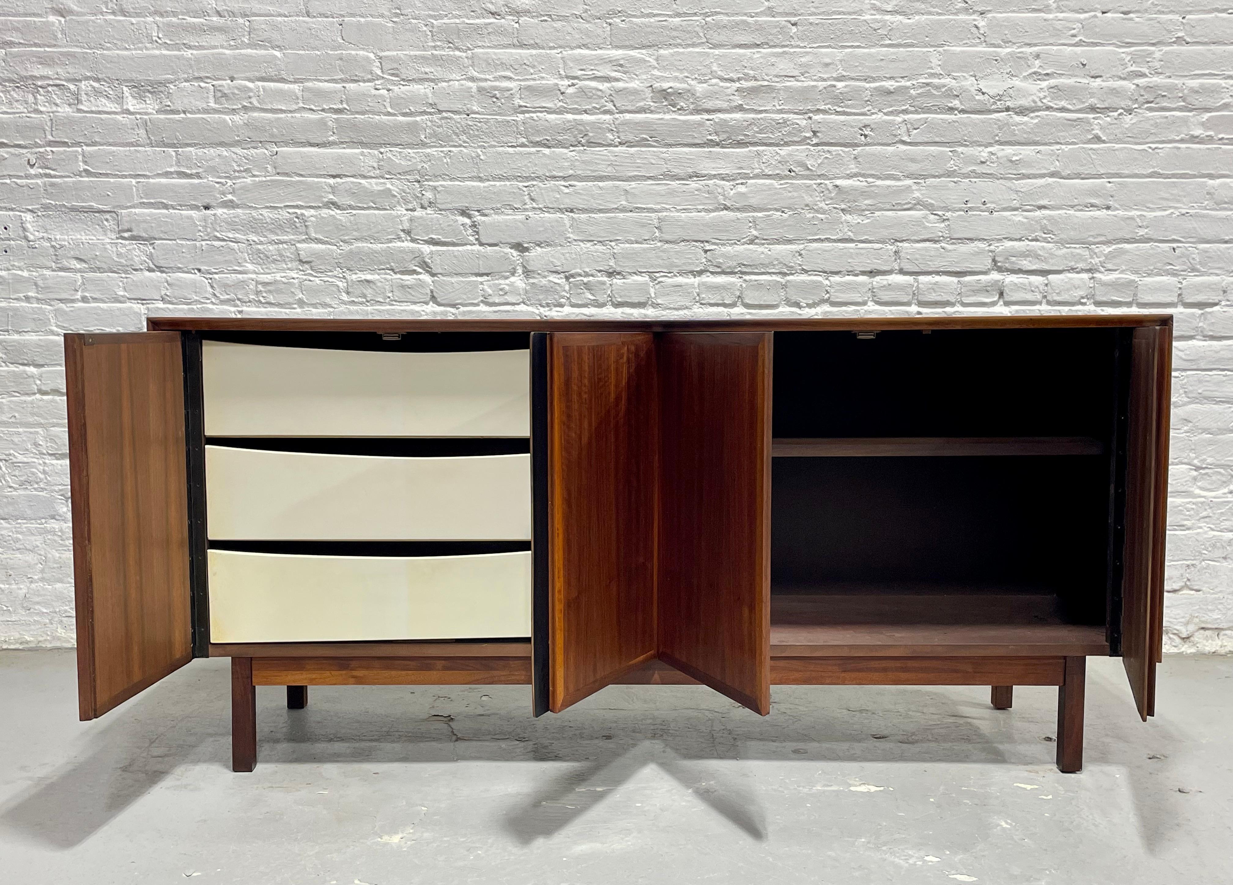 Metà XX secolo Simple + Classic WALNUT Mid Century MODERN CREDENZA / Media Stand / Sideboard in vendita