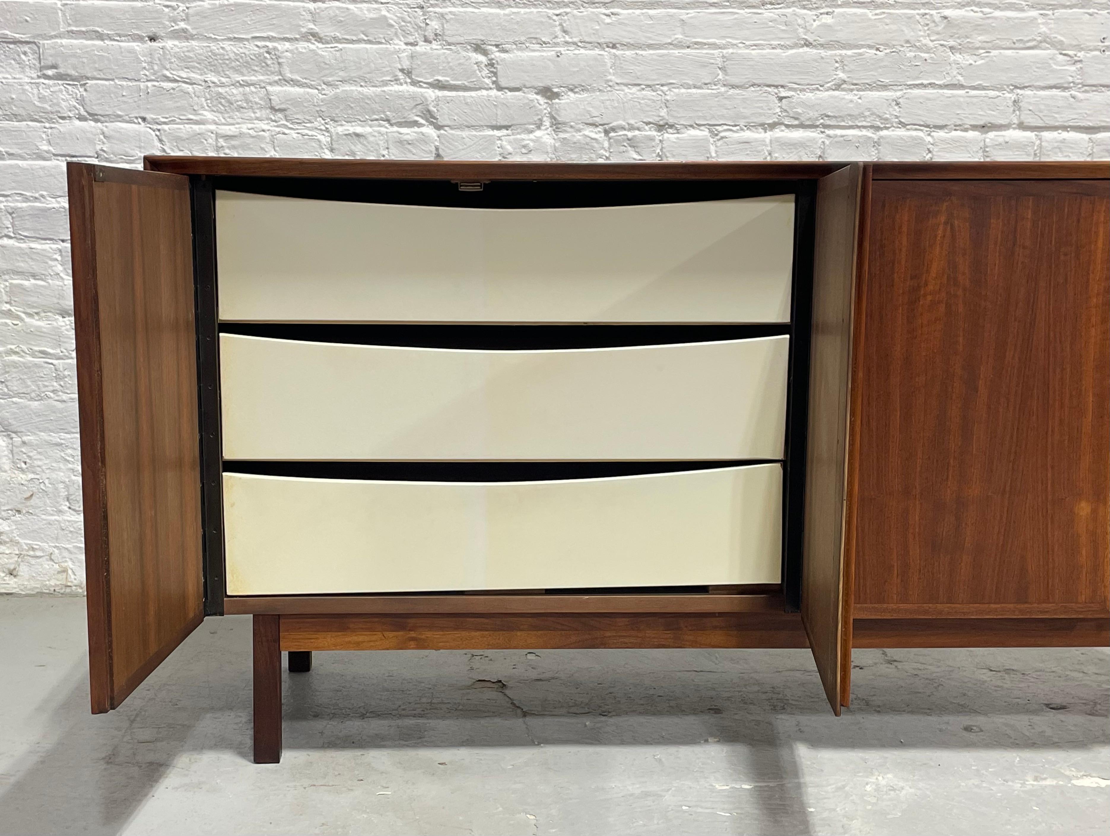 Noce Simple + Classic WALNUT Mid Century MODERN CREDENZA / Media Stand / Sideboard in vendita