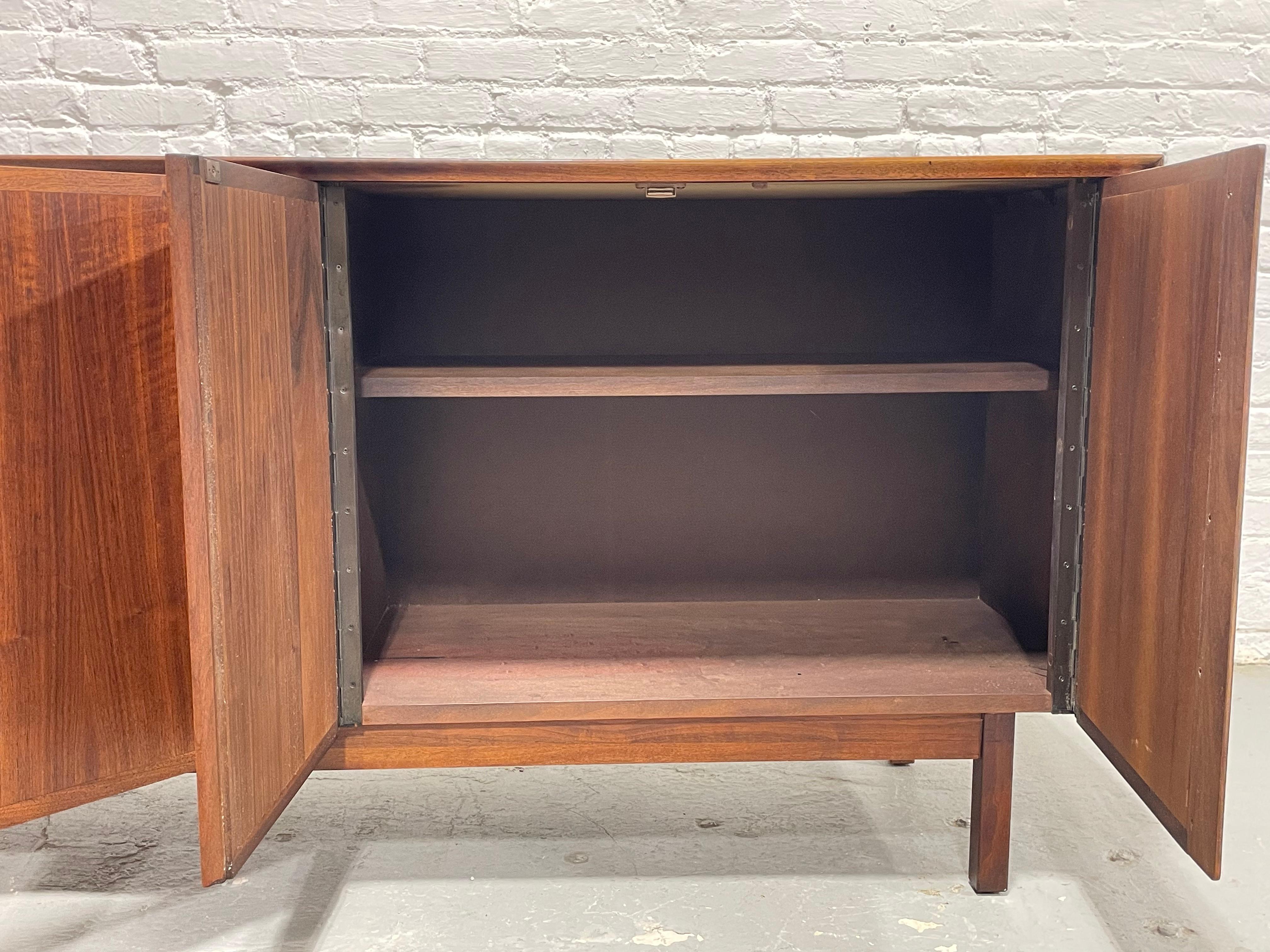 Simple + Classic WALNUT Mid Century MODERN CREDENZA / Media Stand / Sideboard in vendita 1