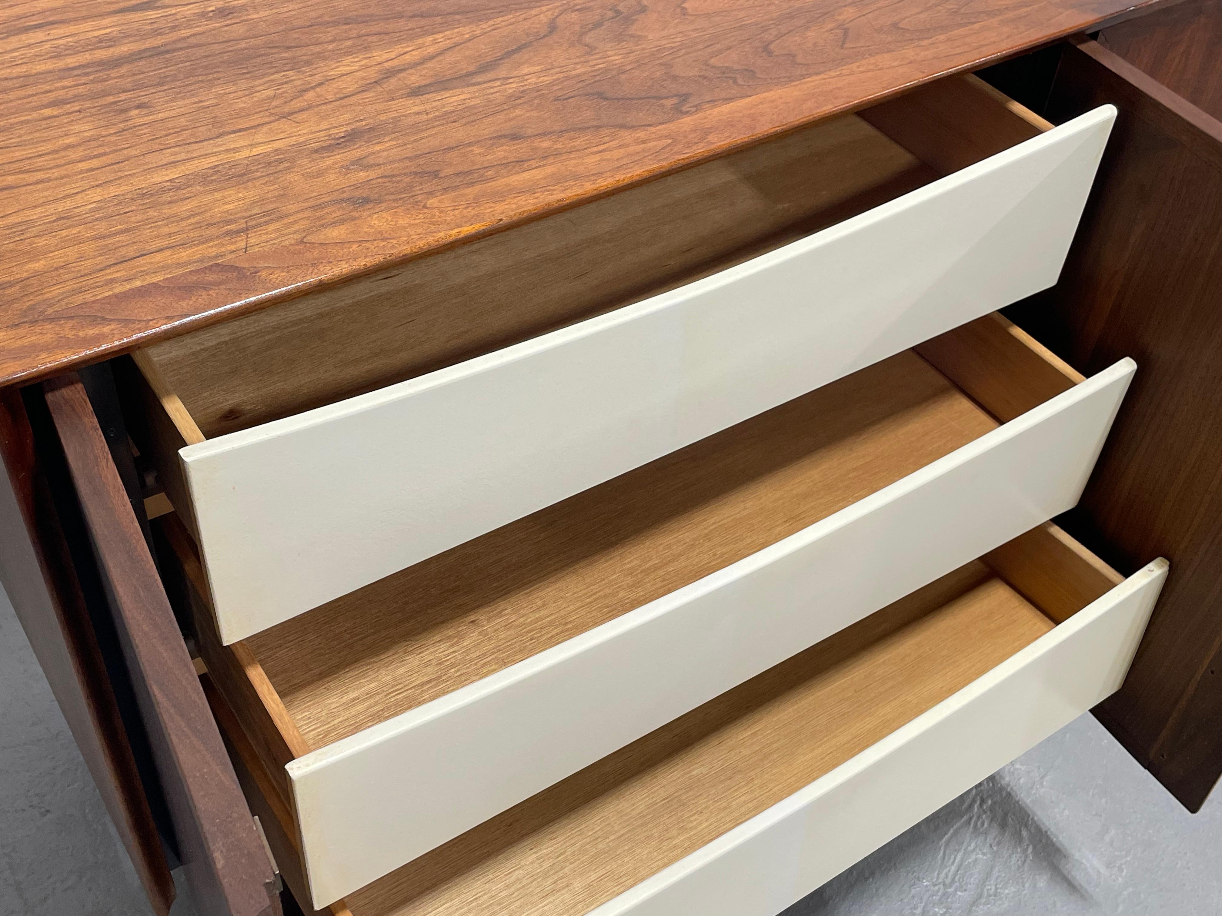 Simple + Classic WALNUT Mid Century MODERN CREDENZA / Media Stand / Sideboard in vendita 2