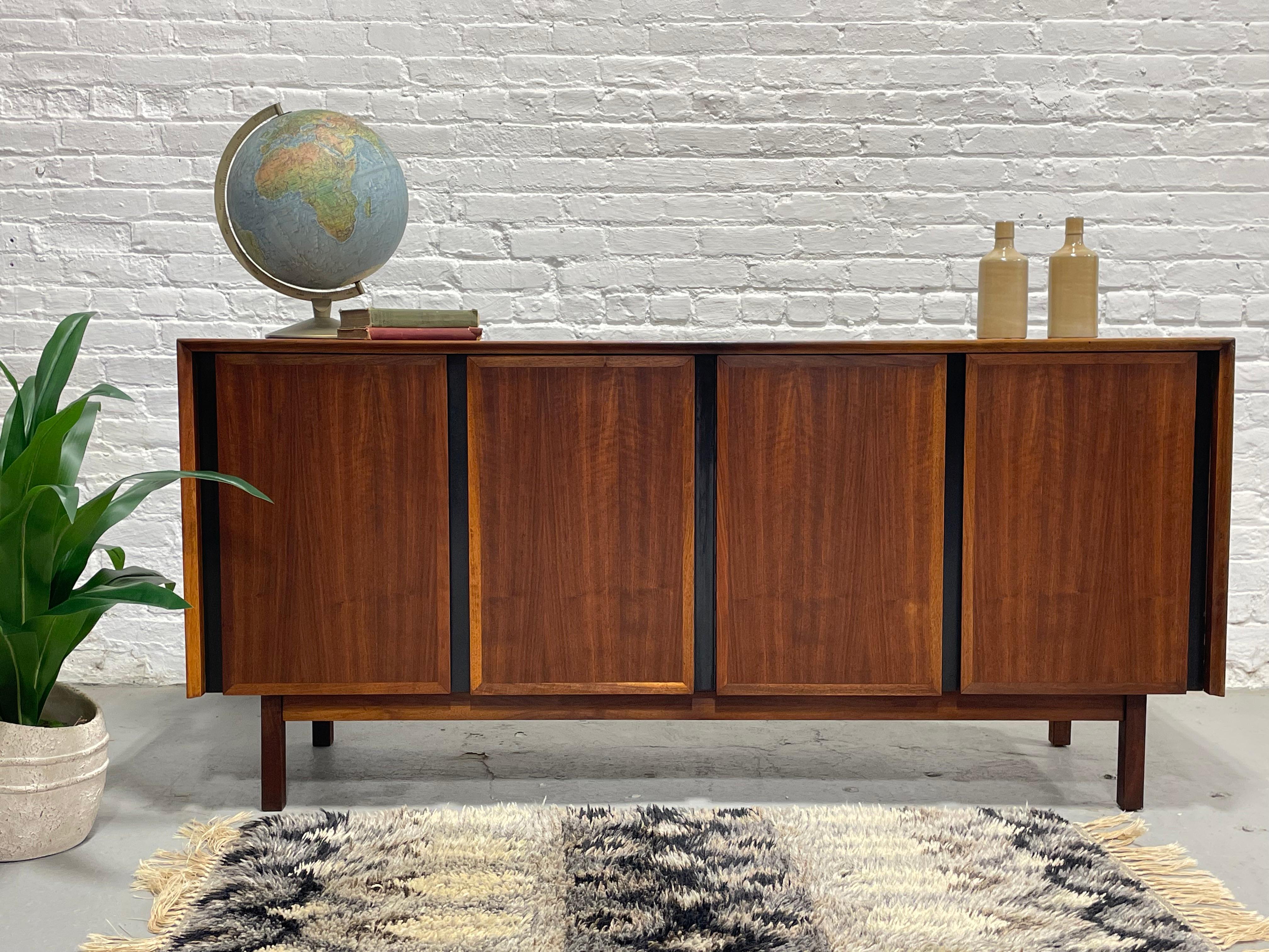 Simple + Classic WALNUT Mid Century MODERN CREDENZA / Media Stand / Sideboard in vendita 3
