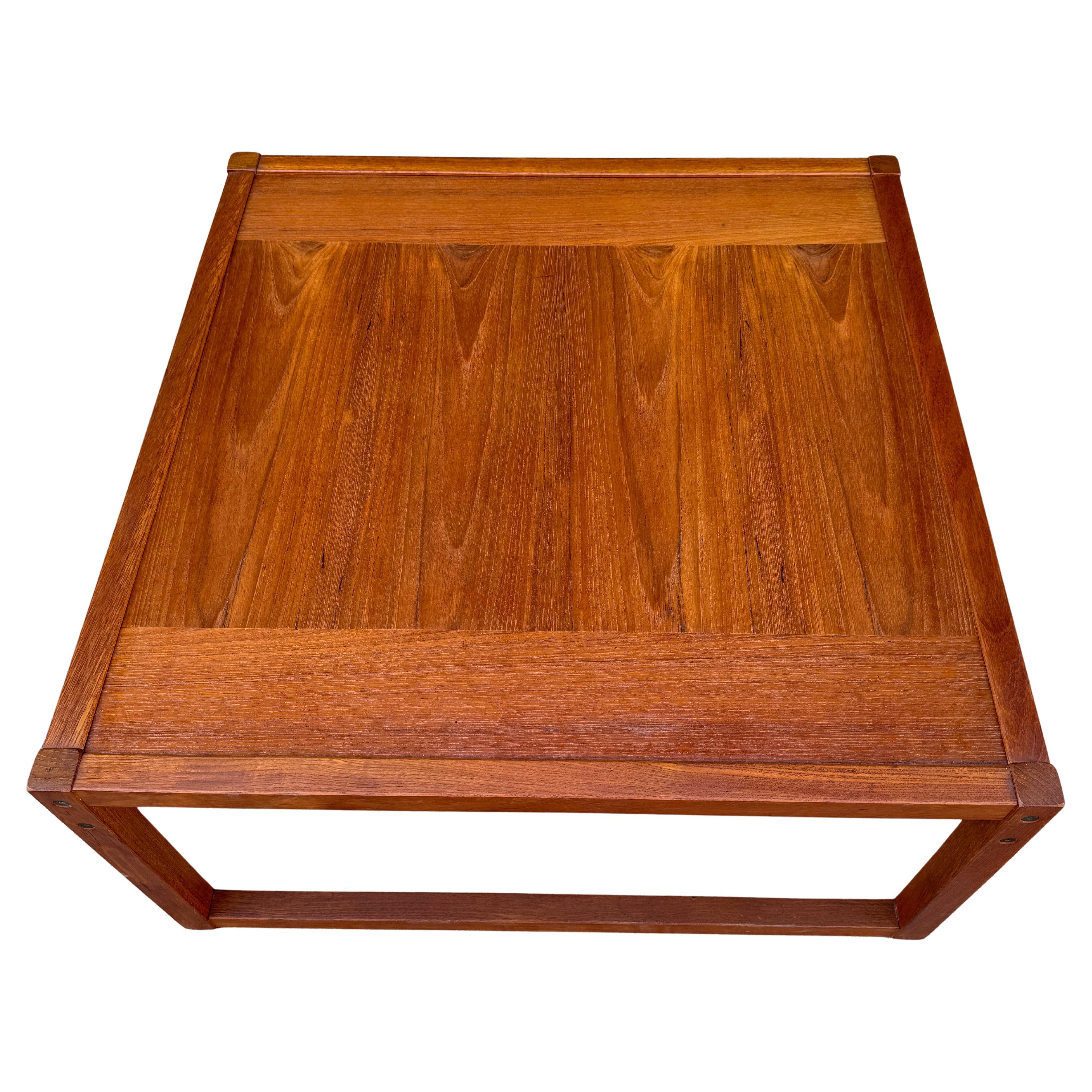 Minimal designed coffee table with sled base with in wonderful condition. Labeled 