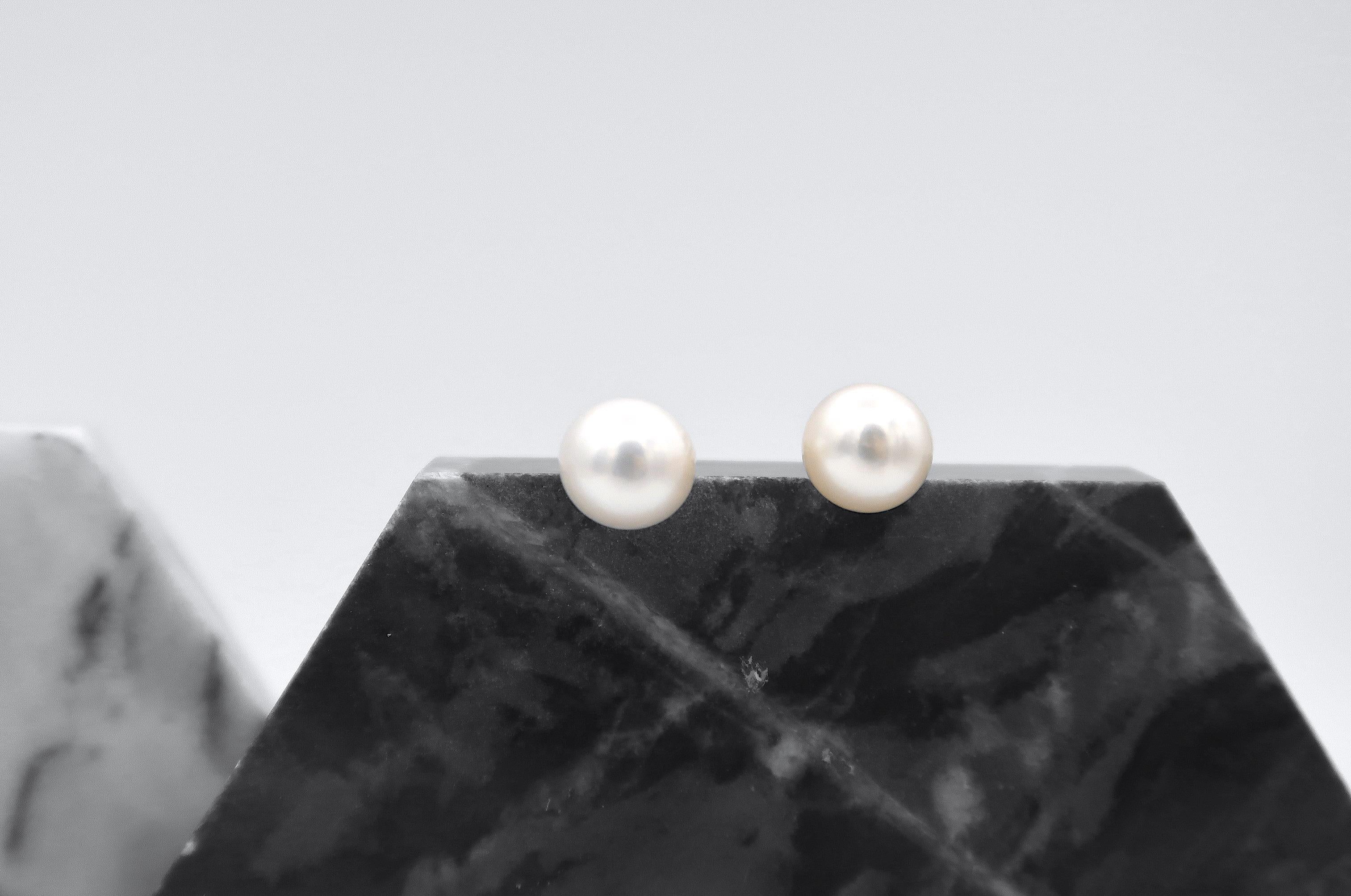 Contemporary Simple Cream Freshwater Pearl Studs in 18 Karat Gold For Sale