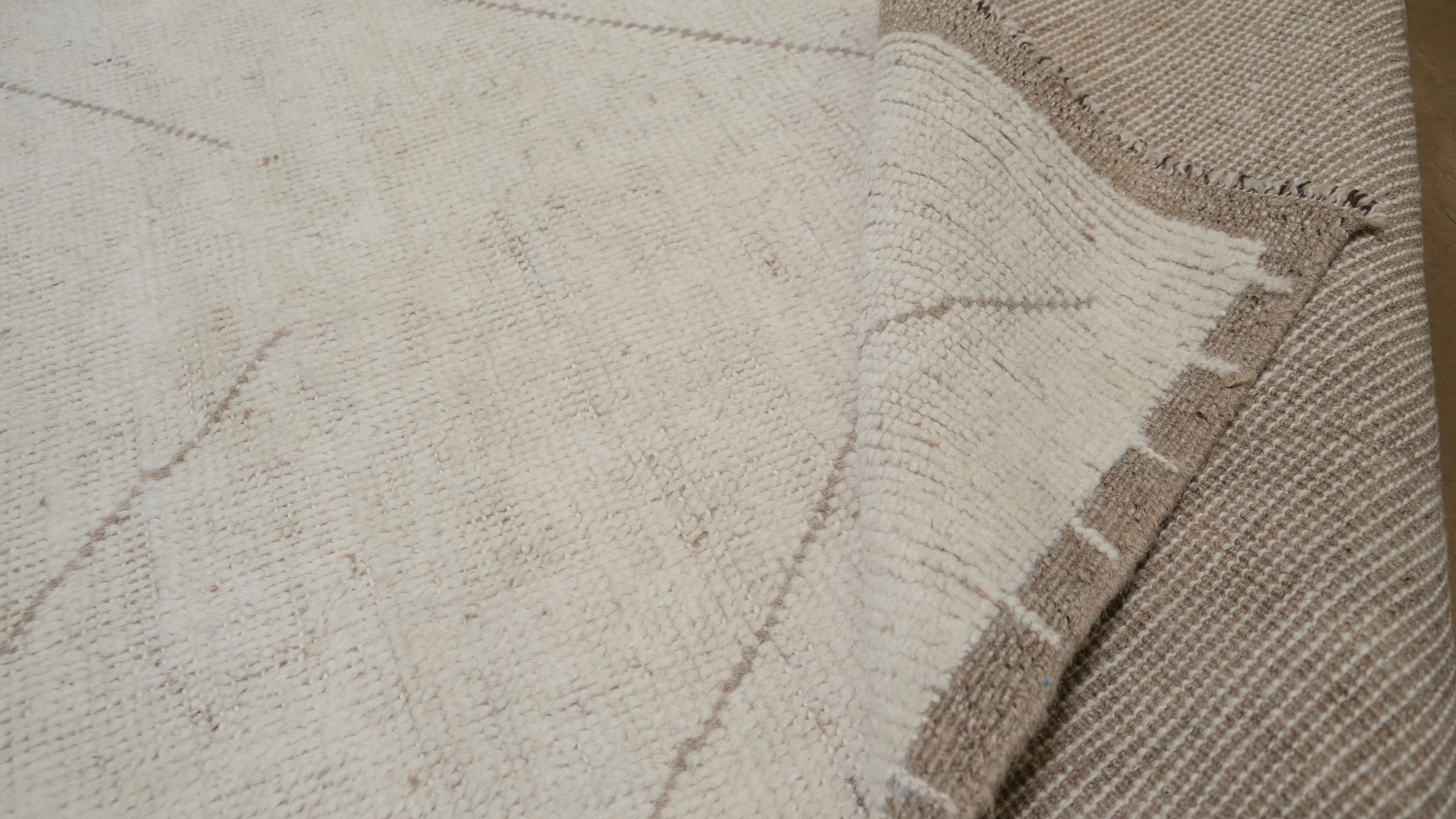  Doté d'un design tribal chevron minimaliste dans des tons neutres, ce tapis allie artisanat traditionnel et esthétique moderne, ce qui en fait un complément idéal pour les intérieurs contemporains, bohèmes ou scandinaves.

Méticuleusement noué à la