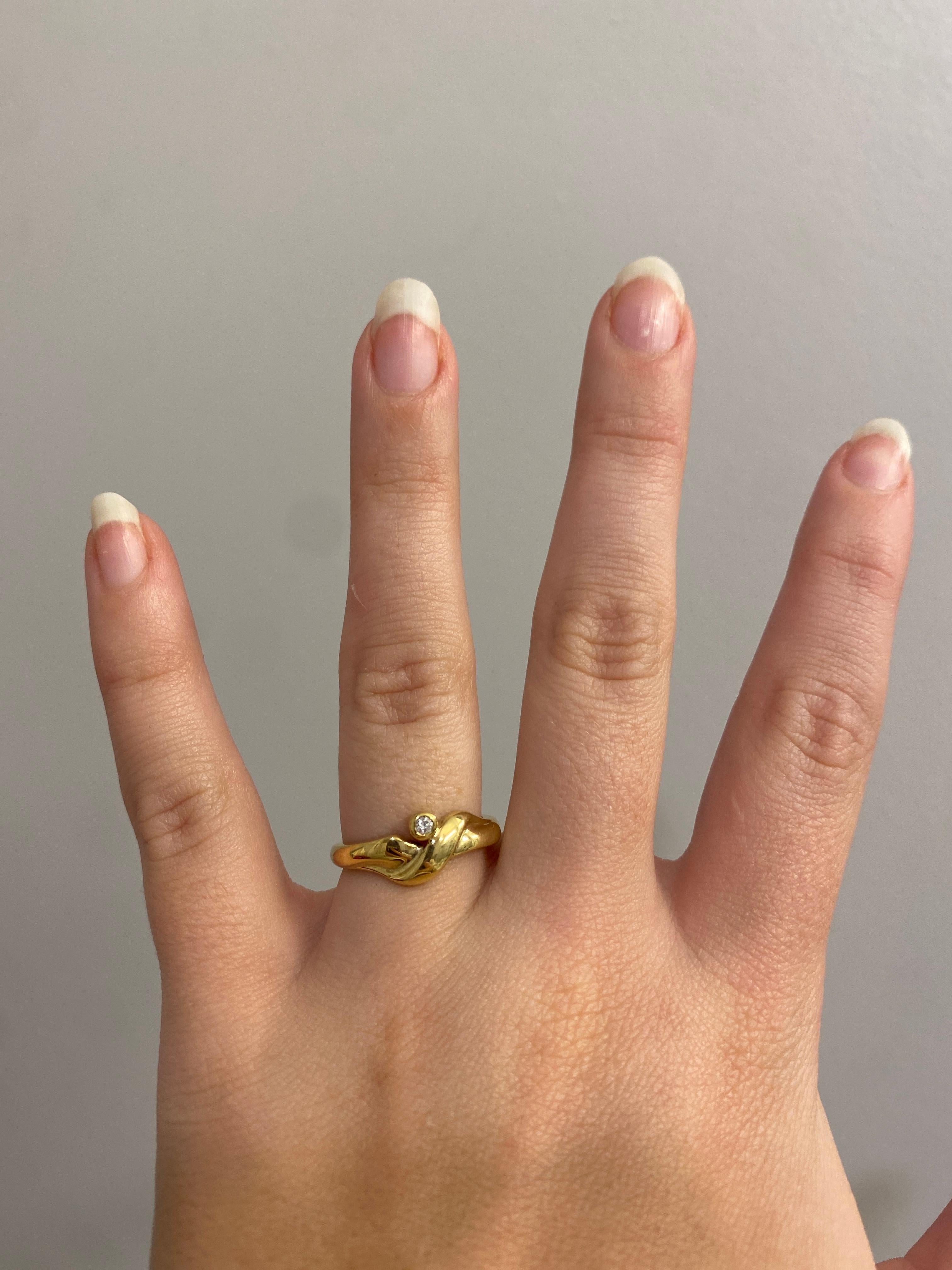 Einfacher Diamant-Crossover-Ring, 14k Gelbgold, Ring, stapelbarer Diamant im Angebot 1