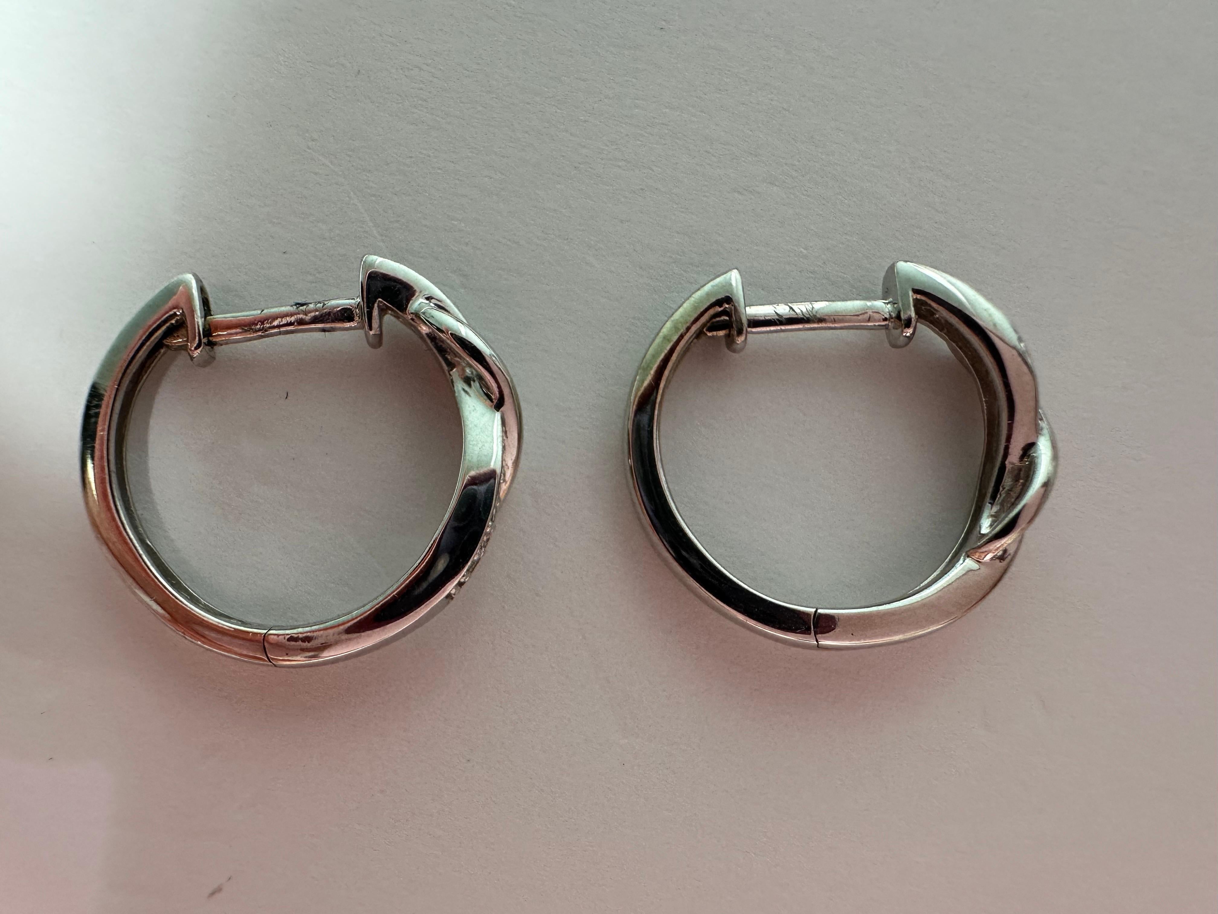 Simple diamond earrings 10Kt white gold hoops In Excellent Condition For Sale In Jupiter, FL