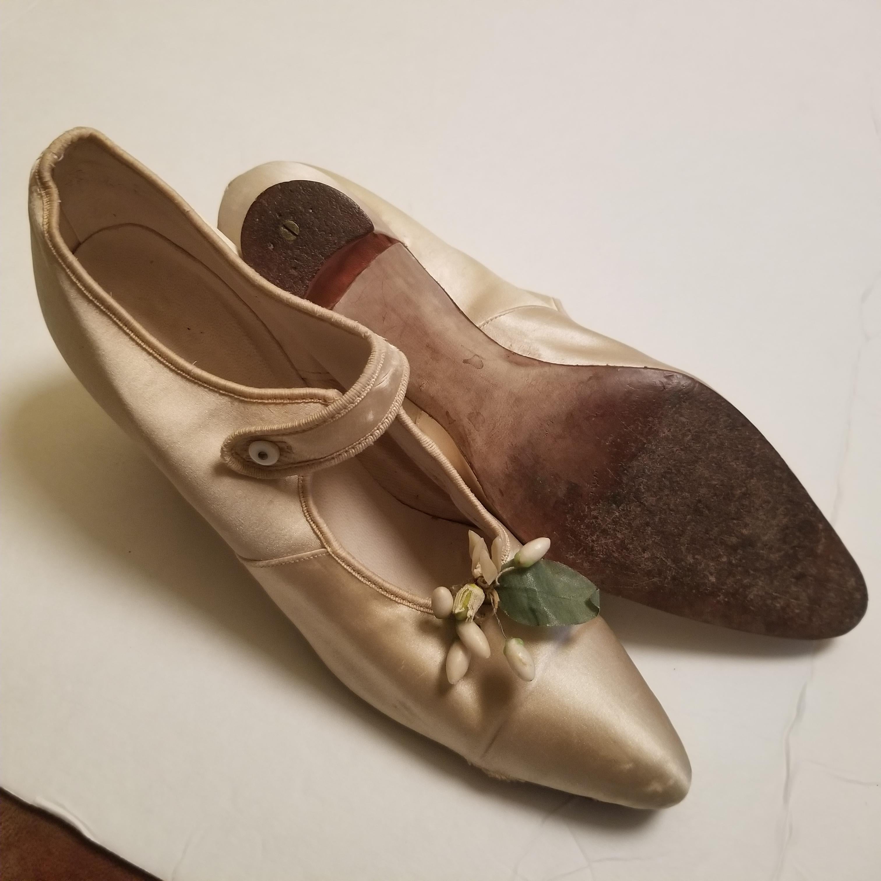 20th Century Antique French Victorian Bride Cream Silk Wedding Shoes Dainty Flower Bud For Sale