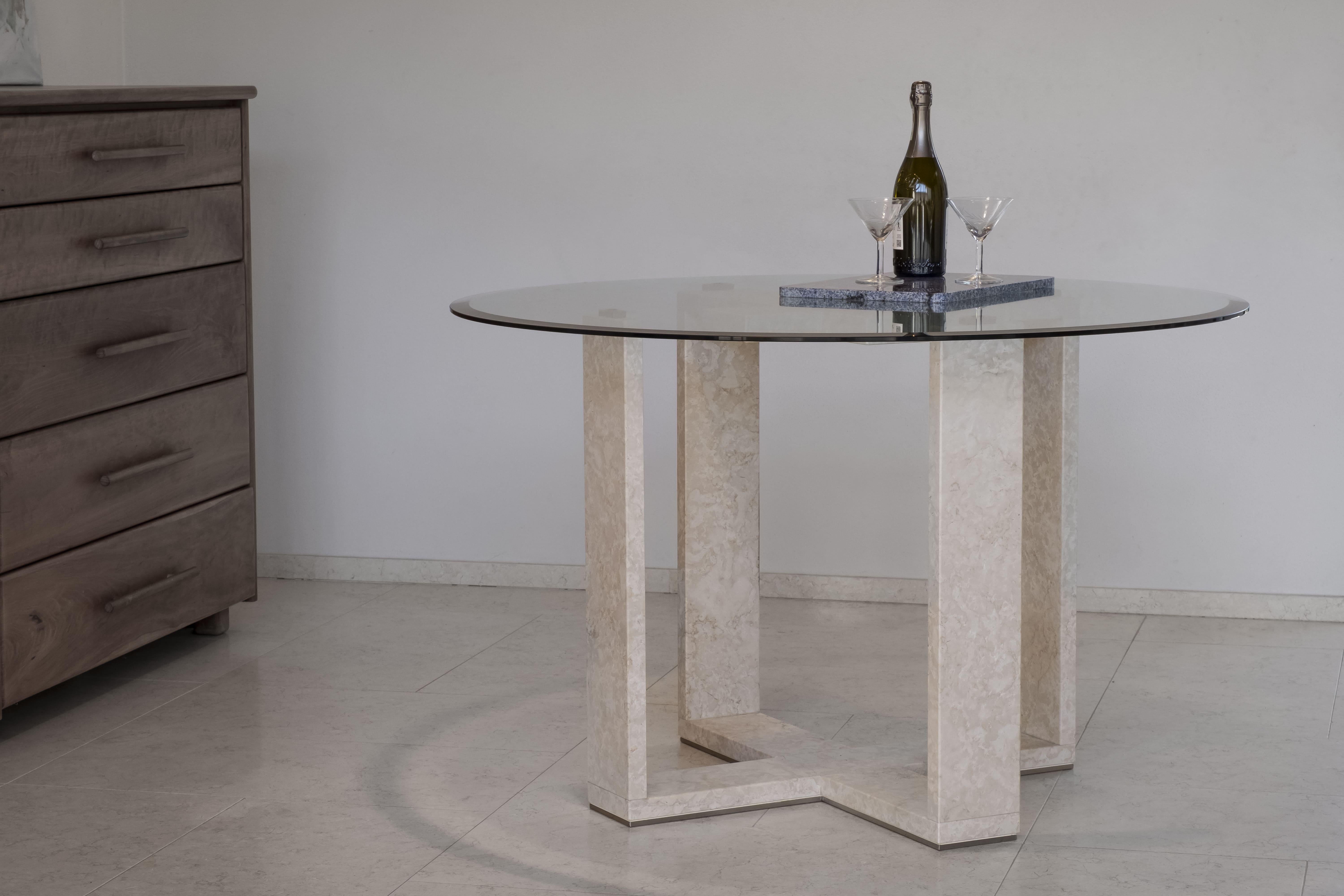 The Simple Frame marble table is a circular table characterized by the peculiarity of its legs. 
Made entirely of marble, the legs of Simple Frame are simple, linear and give the table a modern style that can be adapted to types of