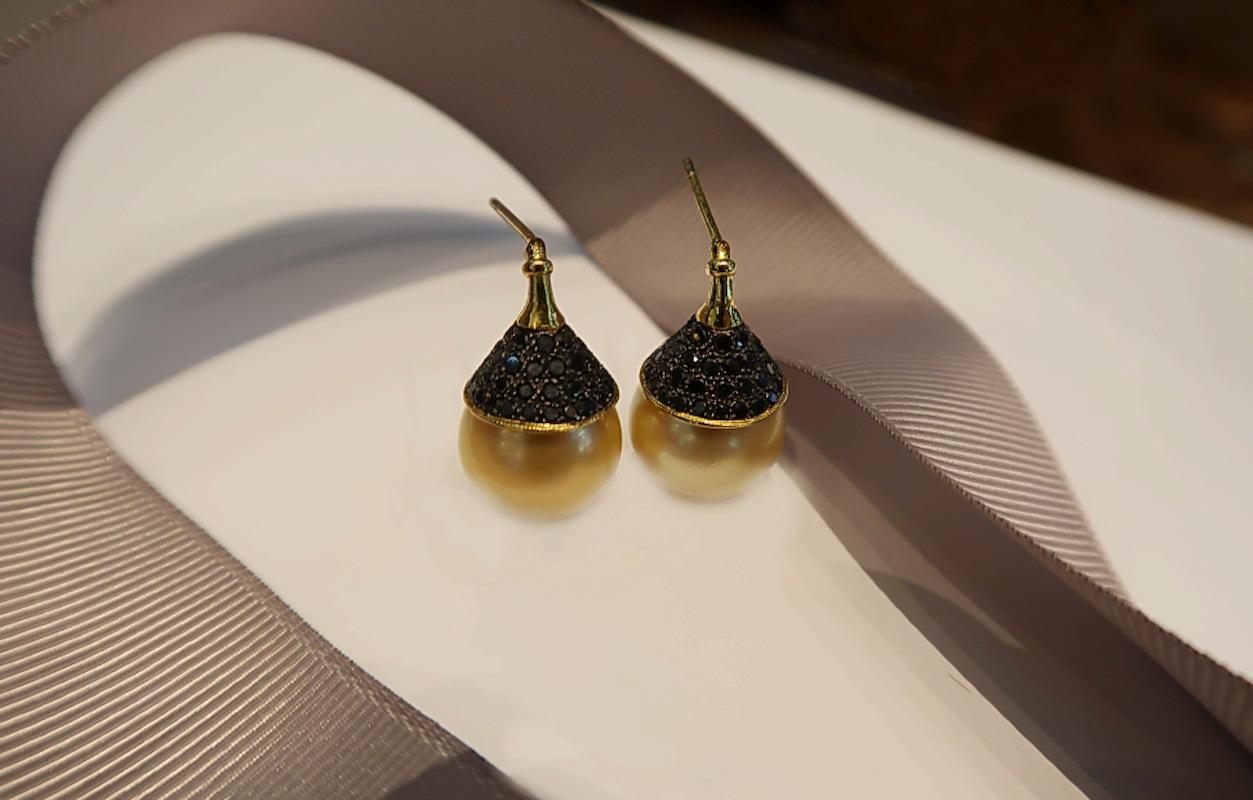Simple Golden South Sea Pearl Drop Earrings with Black Diamond Cap for Pierced Ears

These earrings come with butterfly backings

Length: 2.3 cm

Black Diamond: 2.45 ct
Gold: 18K Yellow Gold, 7.51 g
Pearl: Gold South Sea Pearls, 14.02 mm / 14.07 mm