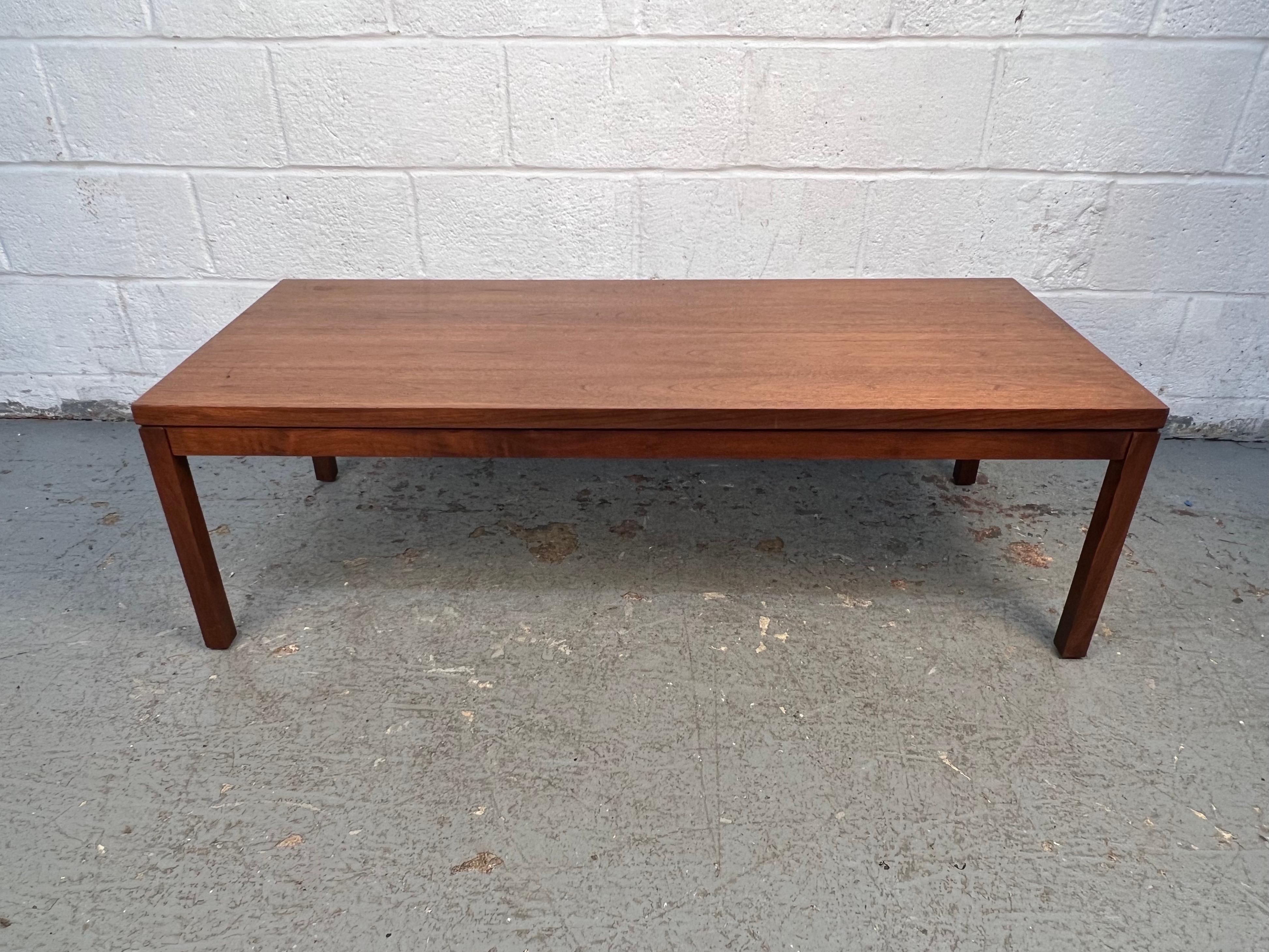 Elegante mesa de centro de mediados de siglo fabricada en nogal, con una forma aerodinámica y un cálido veteado natural. Sus proporciones equilibradas y su diseño atemporal la convierten en una pieza central versátil para cualquier salón.

Por
