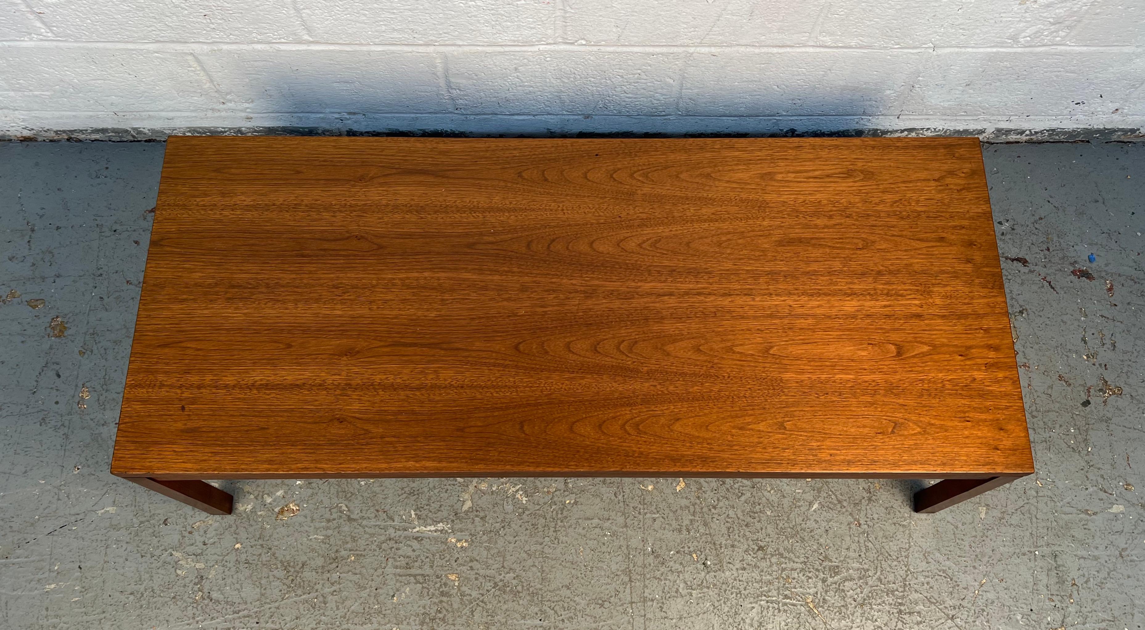 Mesa baja sencilla de nogal de mediados de siglo en Bueno estado para la venta en Brooklyn, NY
