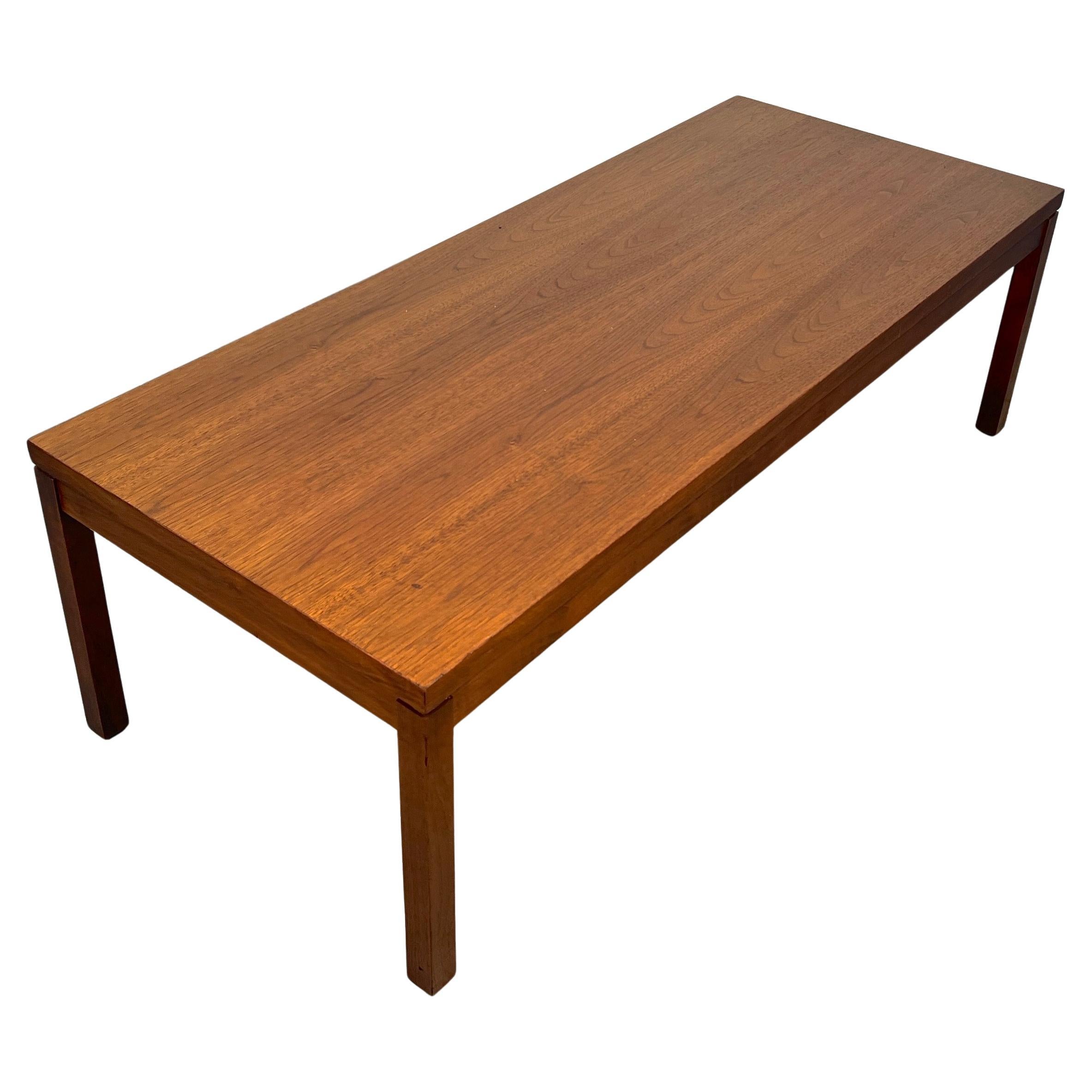 Mesa baja sencilla de nogal de mediados de siglo en venta