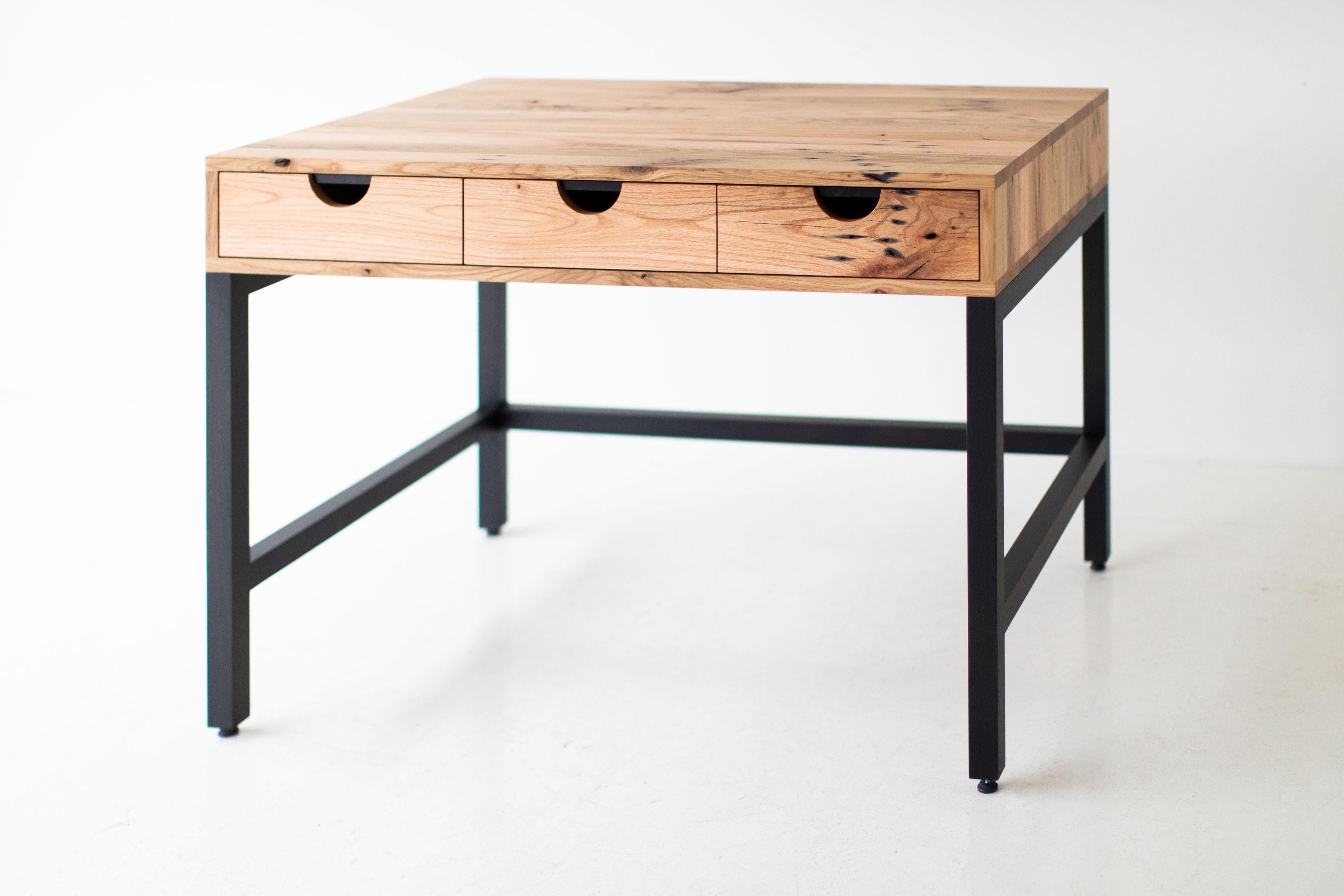 Moderner Schreibtisch aus aufgearbeiteter Eiche und Nussbaumholz (Nordamerikanisch) im Angebot