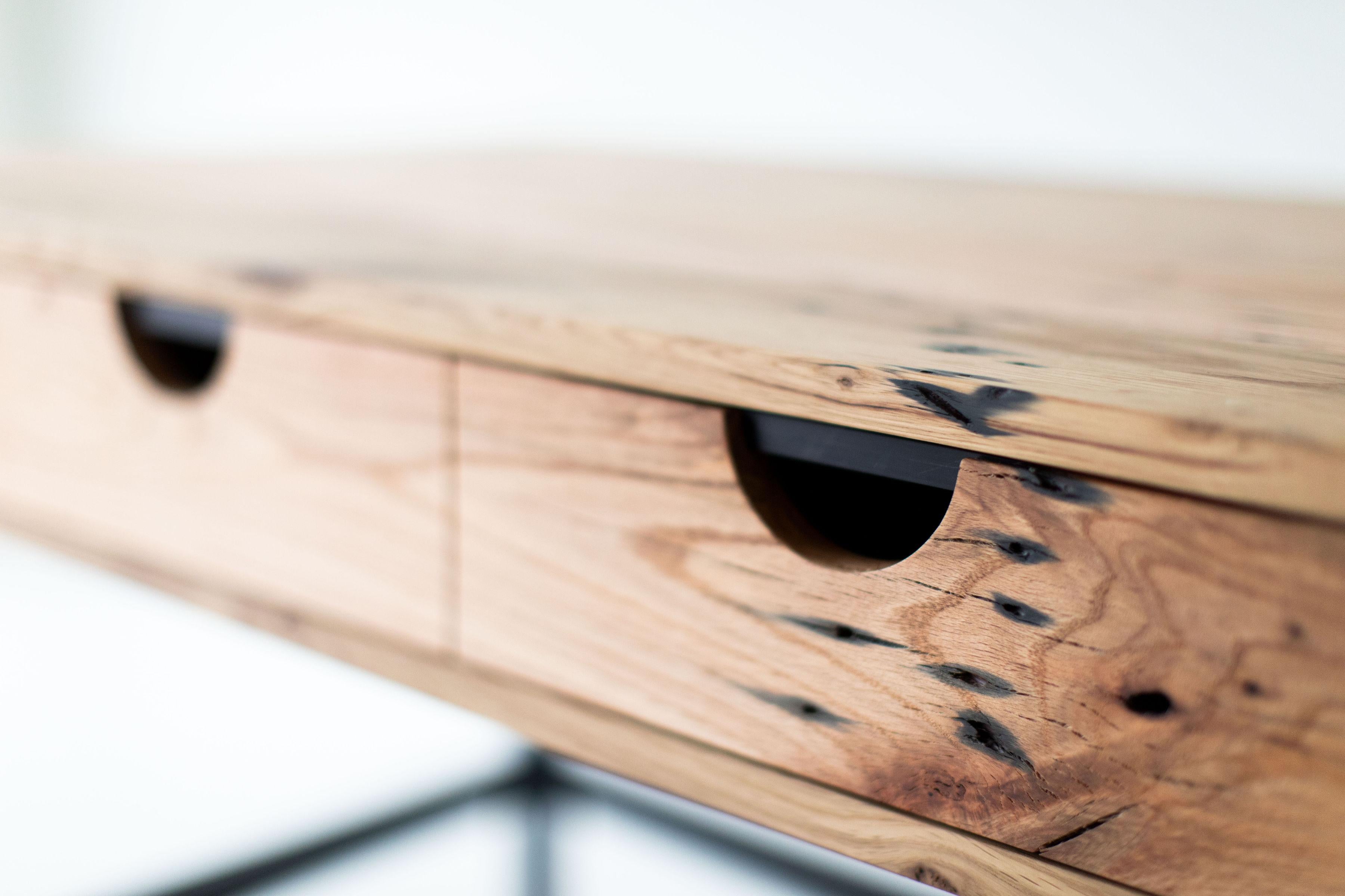 Moderner Schreibtisch aus aufgearbeiteter Eiche und Nussbaumholz (21. Jahrhundert und zeitgenössisch) im Angebot