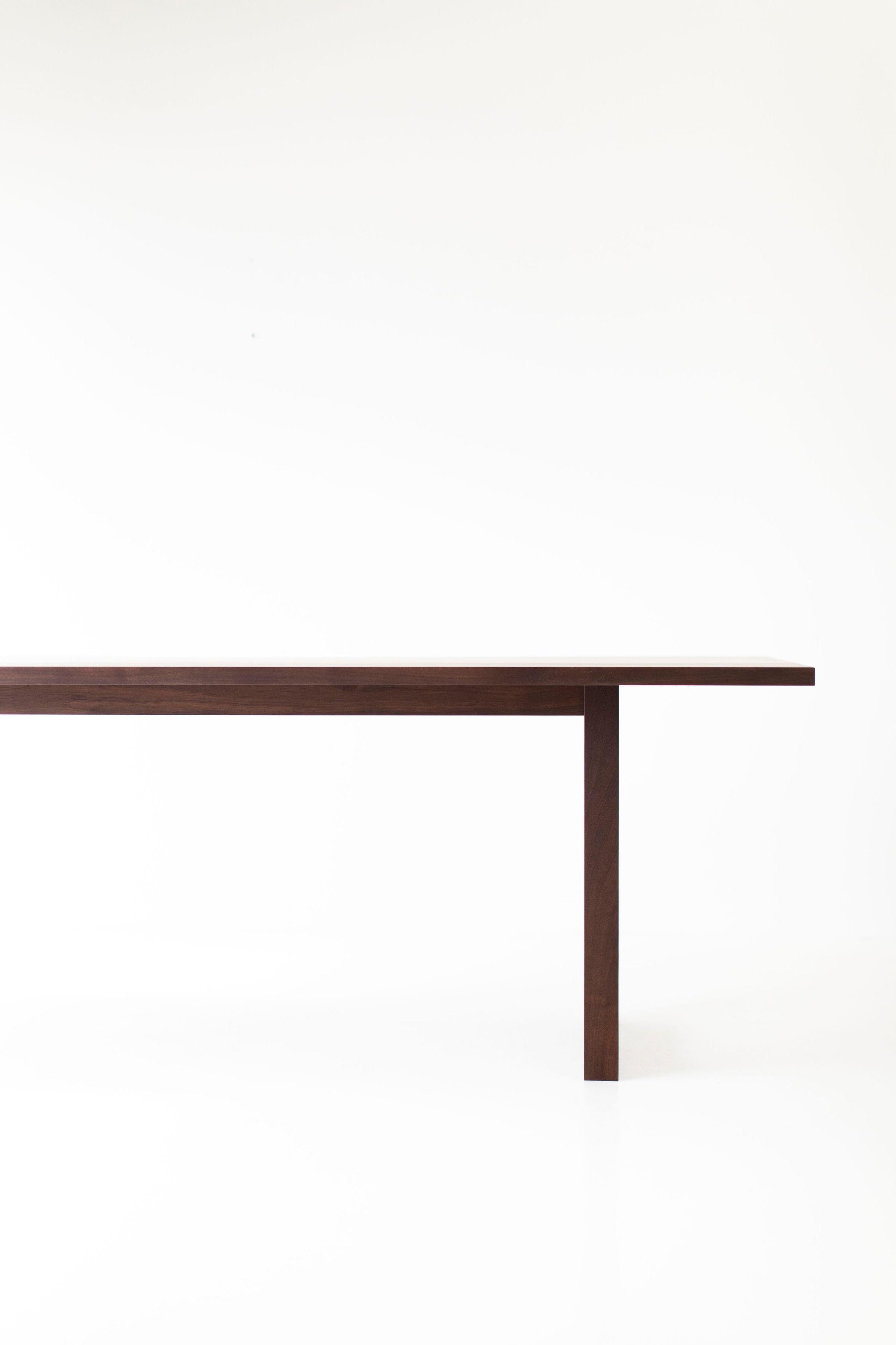 Dieser schlichte, moderne Esstisch aus Nussbaumholz wird im Herzen von Ohio aus lokalem Holz hergestellt. Wir verwenden den Tisch sowohl als Esstisch als auch als Schreibtisch. Jeder Tisch ist aus massivem schwarzem Nussbaumholz handgefertigt und