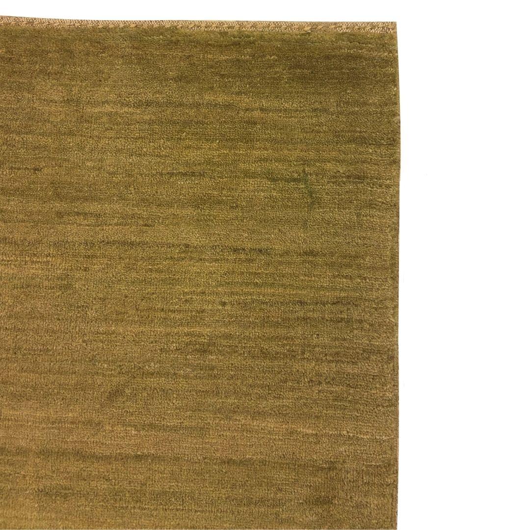 Einfacher moderner persischer Teppich aus gedeckter grüner Wolle, minimalistisches Design, 2' x 3' (Persisch) im Angebot