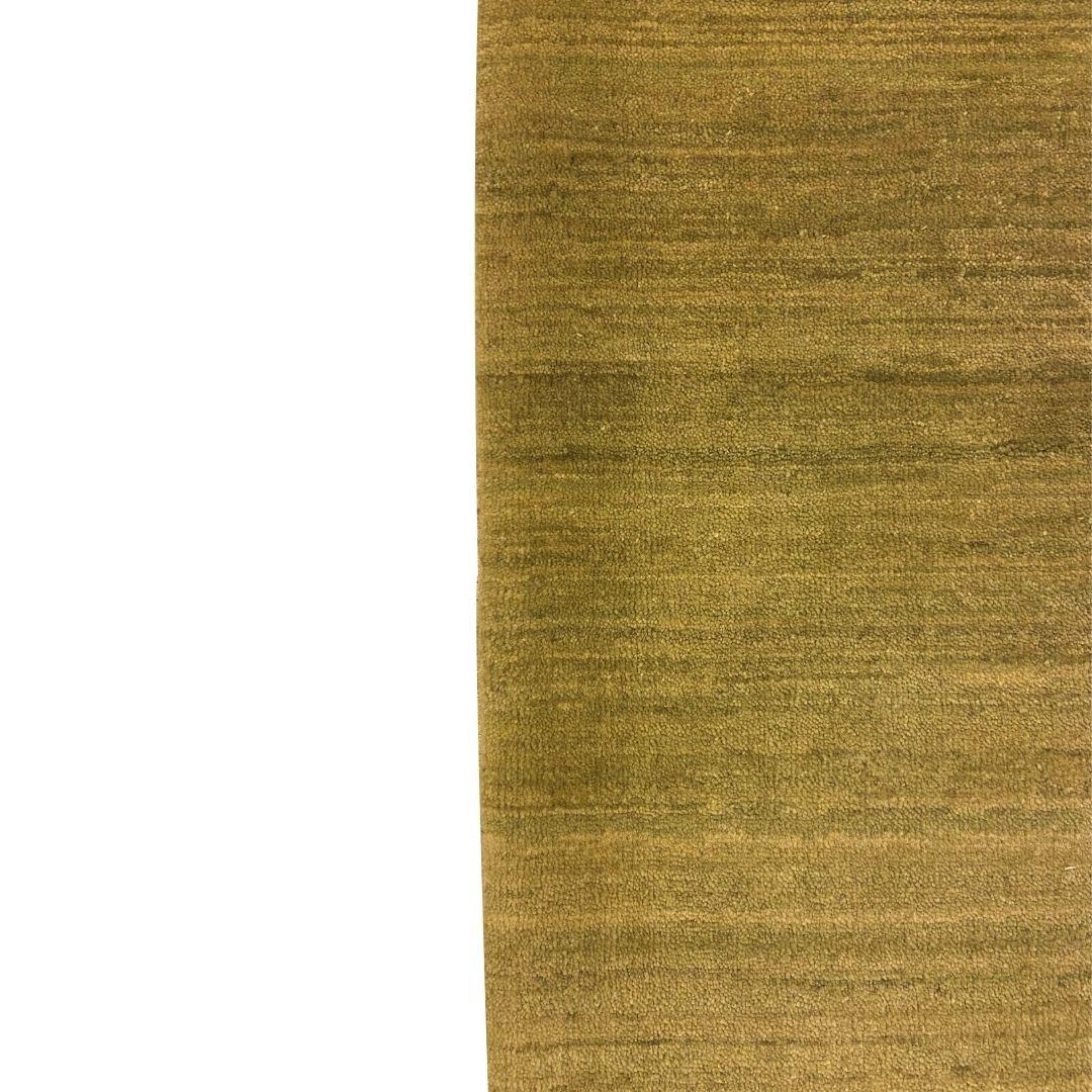 Einfacher moderner persischer Teppich aus gedeckter grüner Wolle, minimalistisches Design, 2' x 3' (21. Jahrhundert und zeitgenössisch) im Angebot