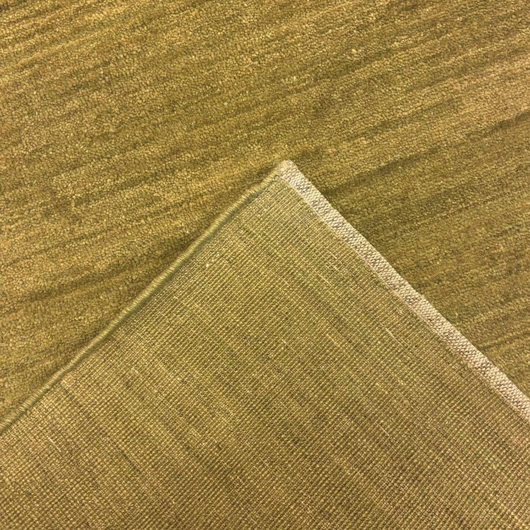 Einfacher moderner persischer Teppich aus gedeckter grüner Wolle, minimalistisches Design, 2' x 3' im Angebot 1