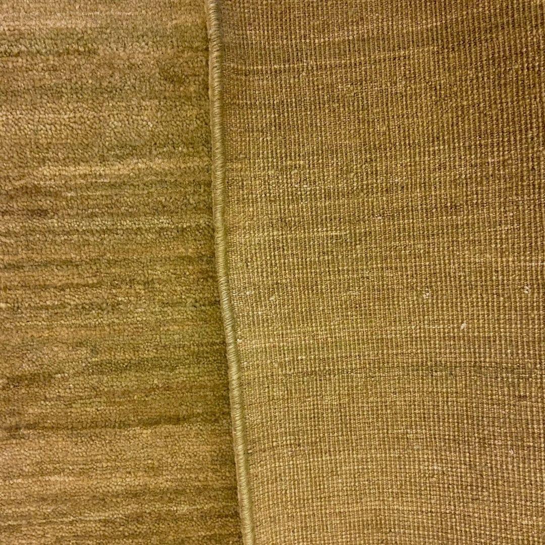Einfacher moderner persischer Teppich aus gedeckter grüner Wolle, minimalistisches Design, 2' x 3' im Angebot 2