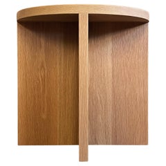 Moderner Beistelltisch/Nachttisch aus massiver Eiche mit runder Platte 21" von MATERIAL