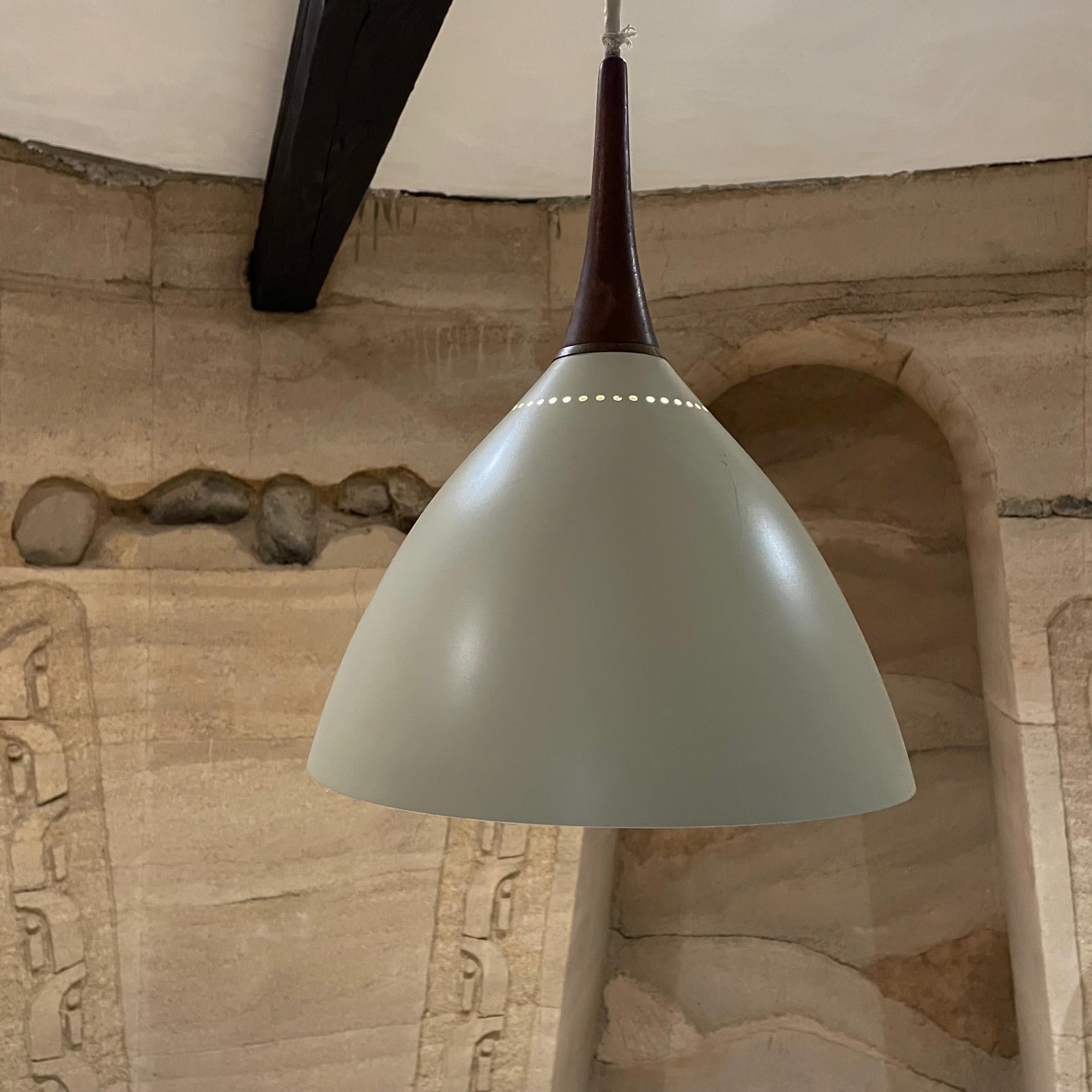 Mid-Century Modern Lampe à suspension cône perforée blanche simple Stilnovo en aluminium, laiton et teck, Italie en vente
