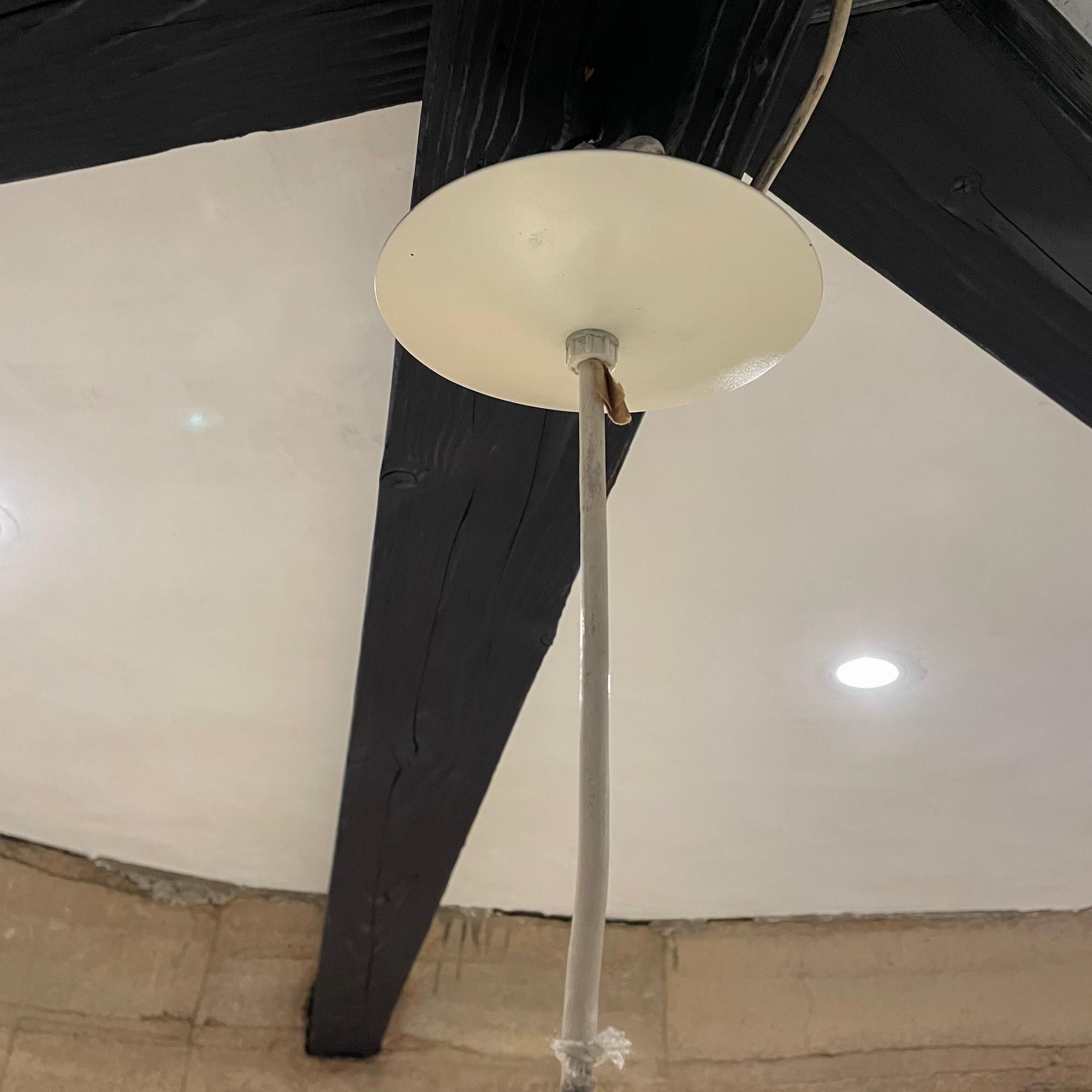 Lampe à suspension cône perforée blanche simple Stilnovo en aluminium, laiton et teck, Italie Bon état - En vente à Chula Vista, CA