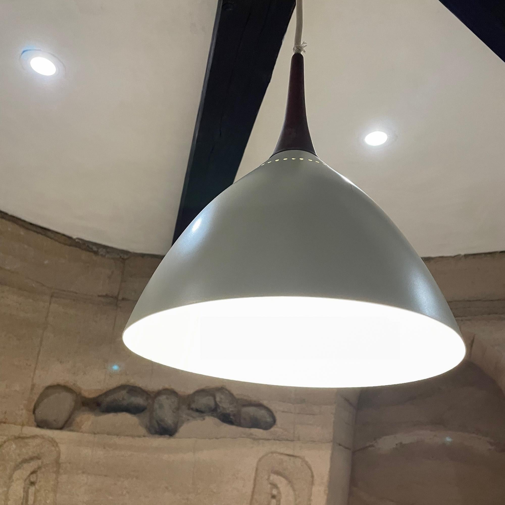 Milieu du XXe siècle Lampe à suspension cône perforée blanche simple Stilnovo en aluminium, laiton et teck, Italie en vente