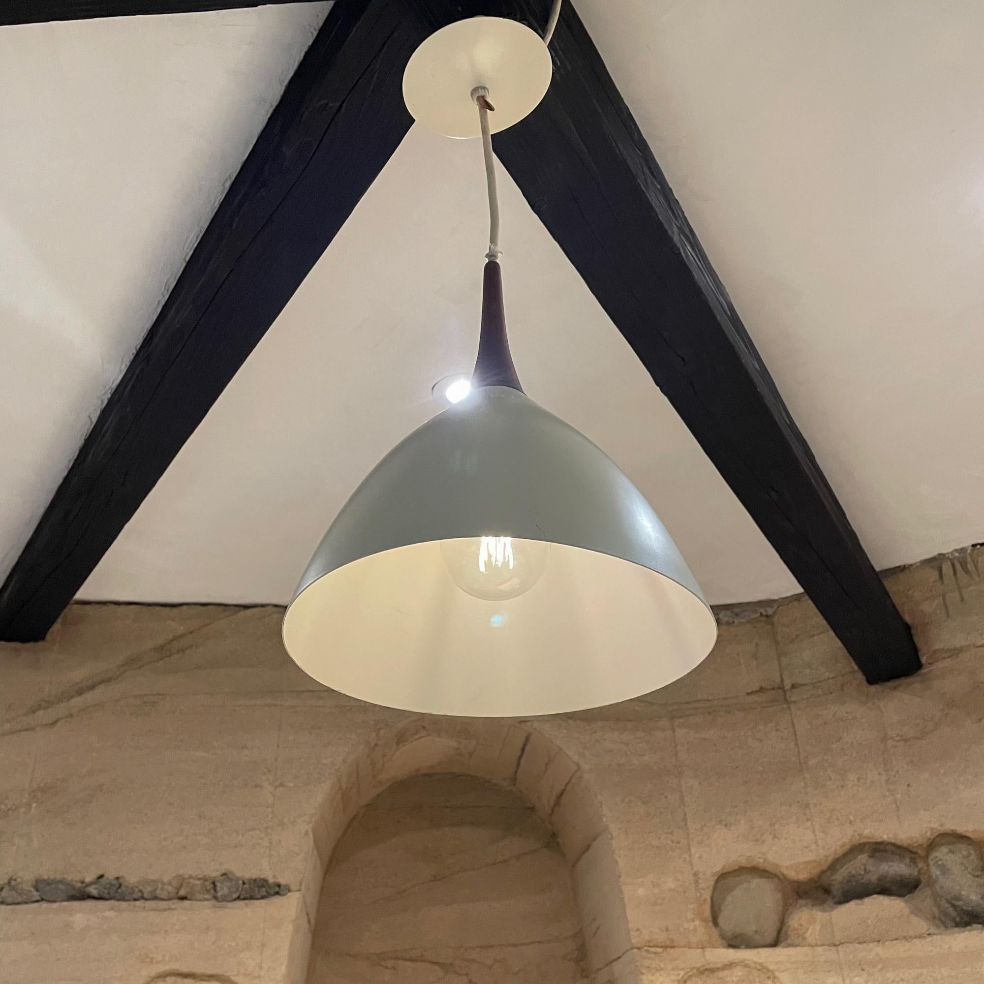 Lampe à suspension cône perforée blanche simple Stilnovo en aluminium, laiton et teck, Italie en vente 1