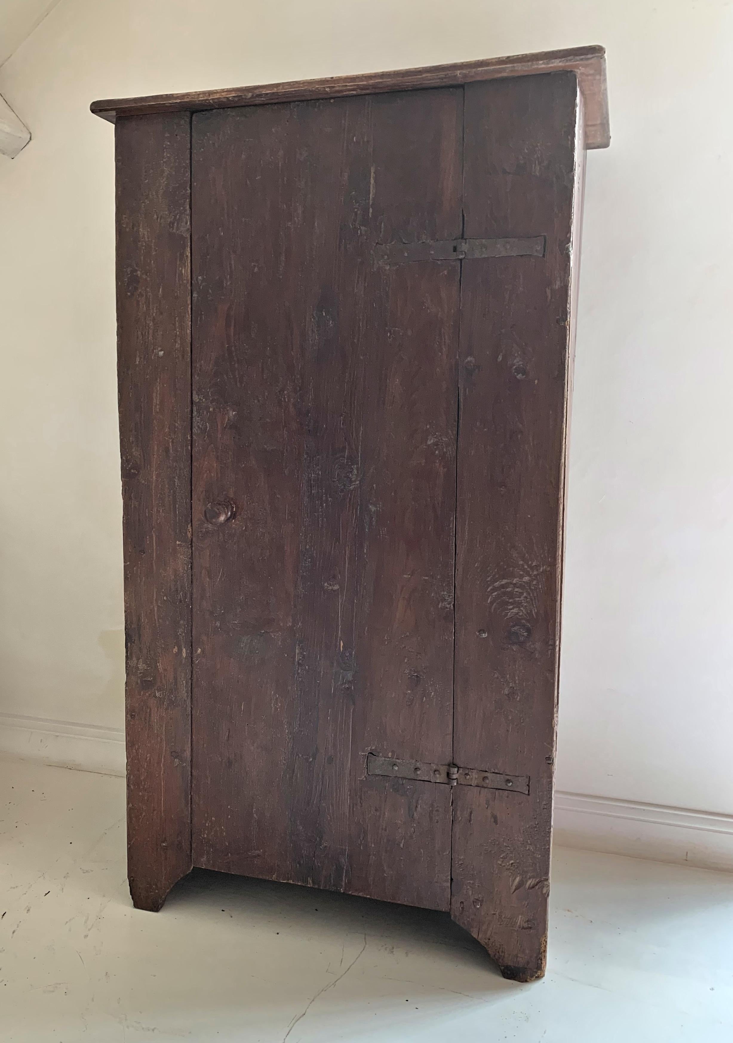 Une bonne armoire Pyrinee du 19ème siècle. Belle dans sa simplicité. Robuste et prêt à l'emploi.