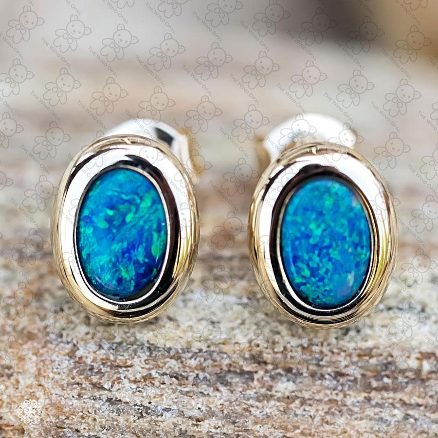 Taille ovale Clous d'oreilles simples en or jaune 14 carats avec opale ovale australienne doublet en vente