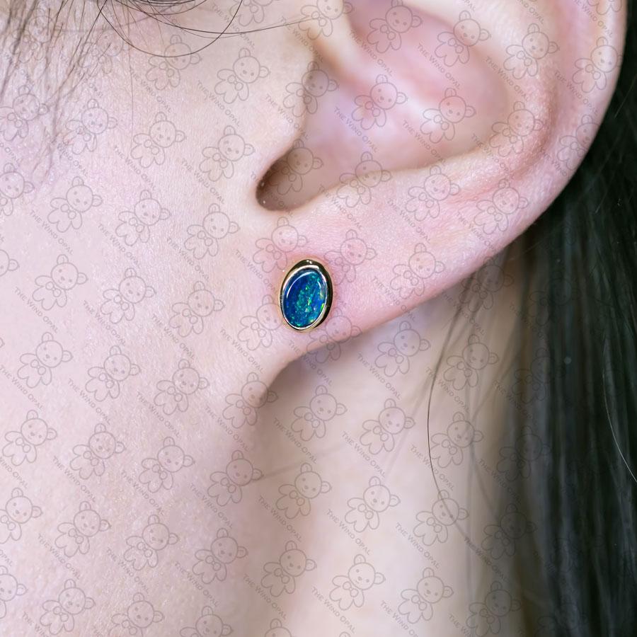 Clous d'oreilles simples en or jaune 14 carats avec opale ovale australienne doublet Neuf - En vente à Suwanee, GA