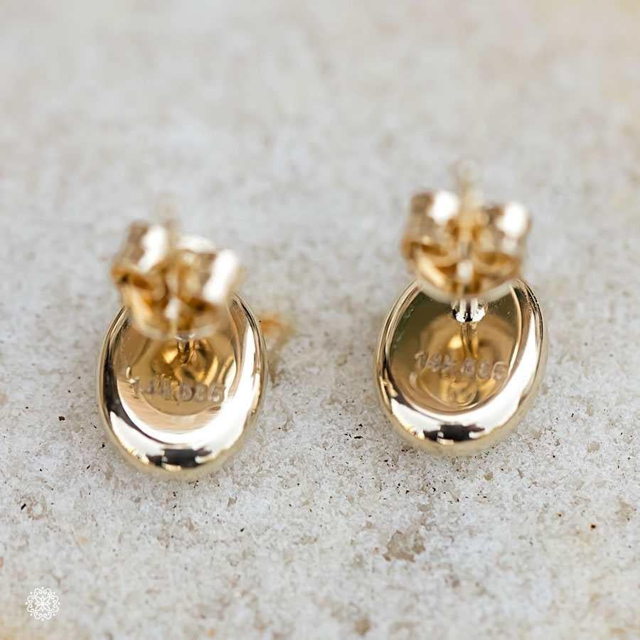 Clous d'oreilles simples en or jaune 14 carats avec opale ovale australienne doublet Unisexe en vente