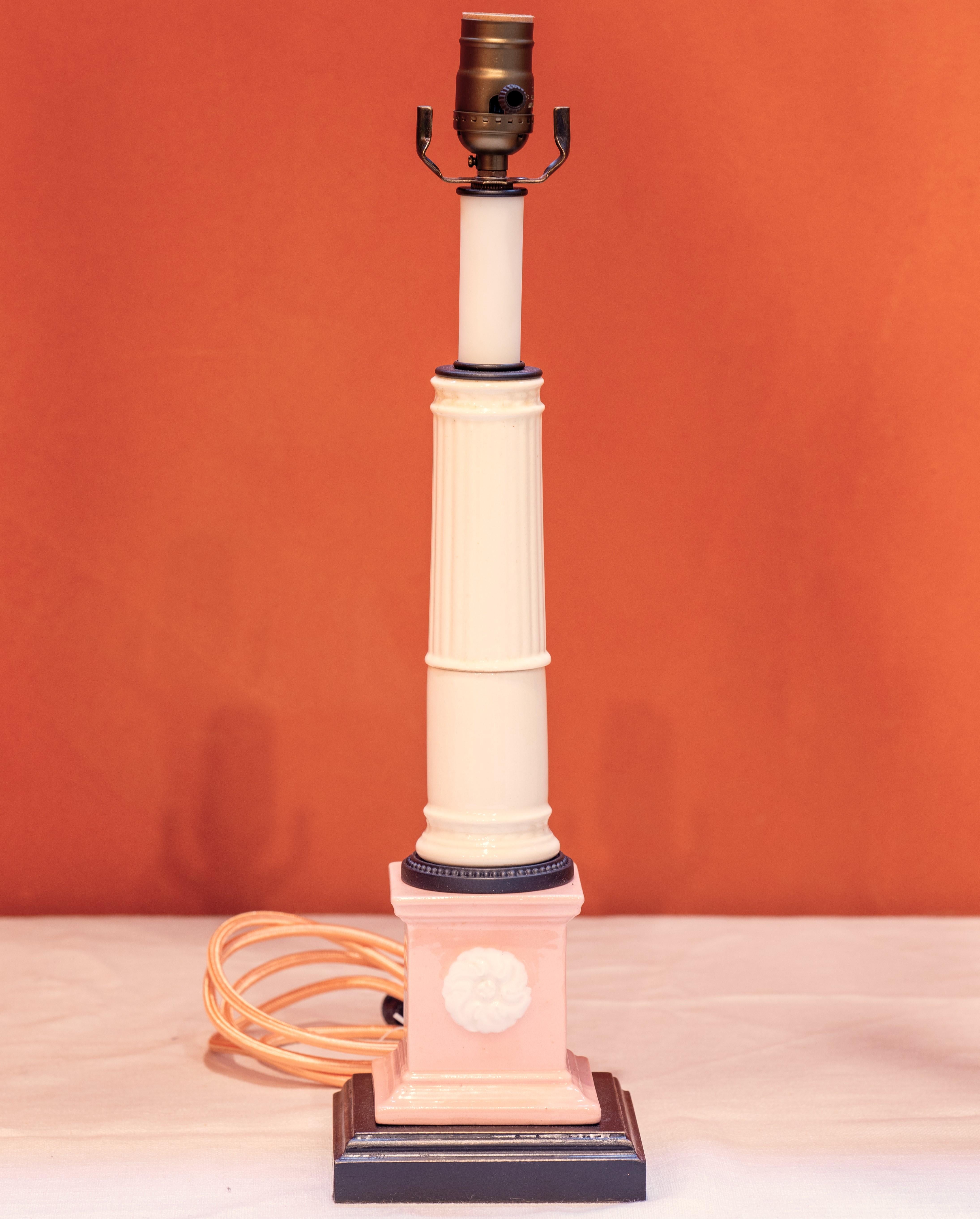 Cette charmante lampe présente un aspect simple et classique et un design Art déco ou classique.  La poterie de qualité a été coulée en pièces détachées et est d'une jolie couleur rose et crème.  Sa taille est relativement petite, avec une hauteur