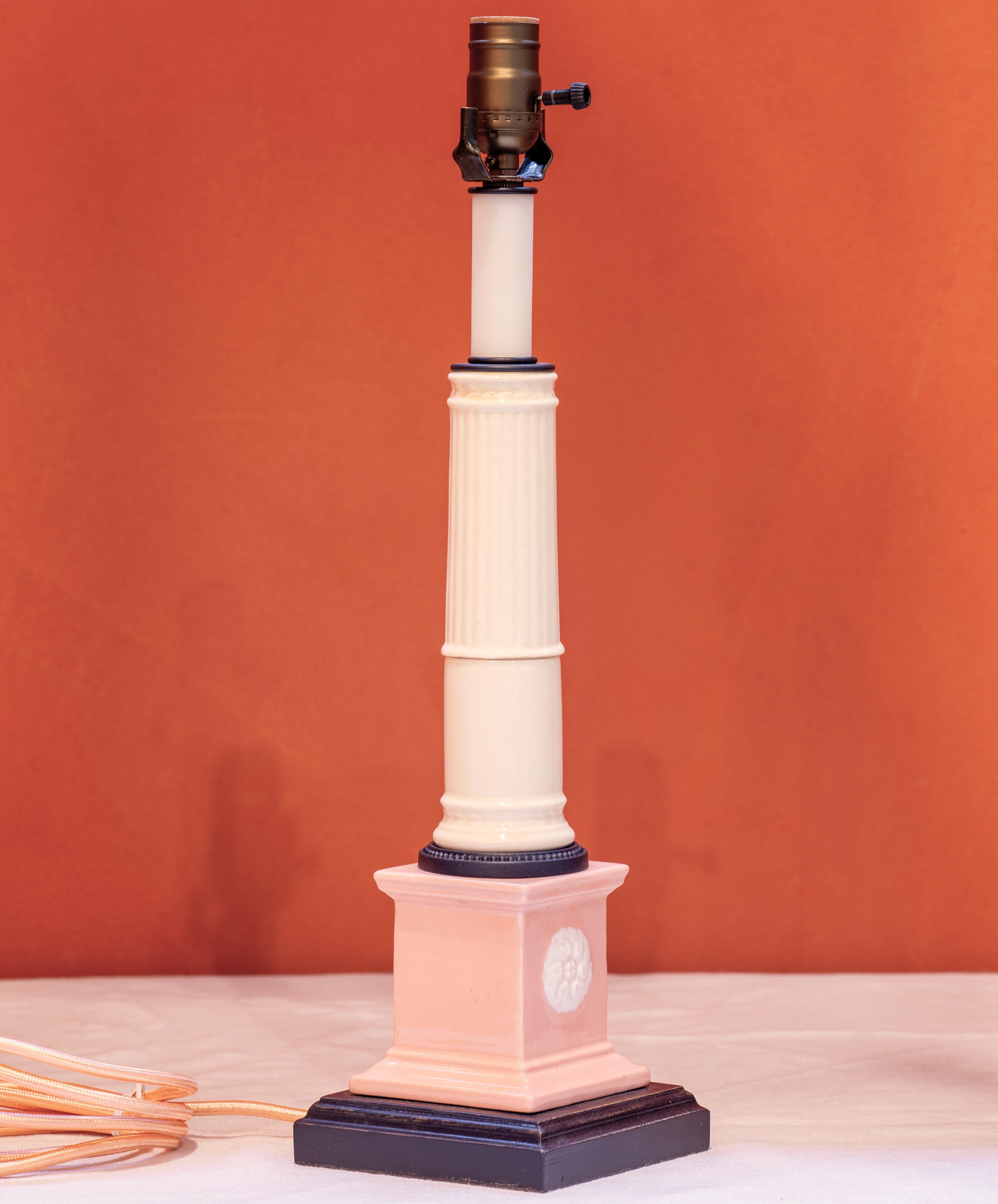 Art déco Lampe simple rose, crème et noire avec médaillon gaufré et aspect classique en vente