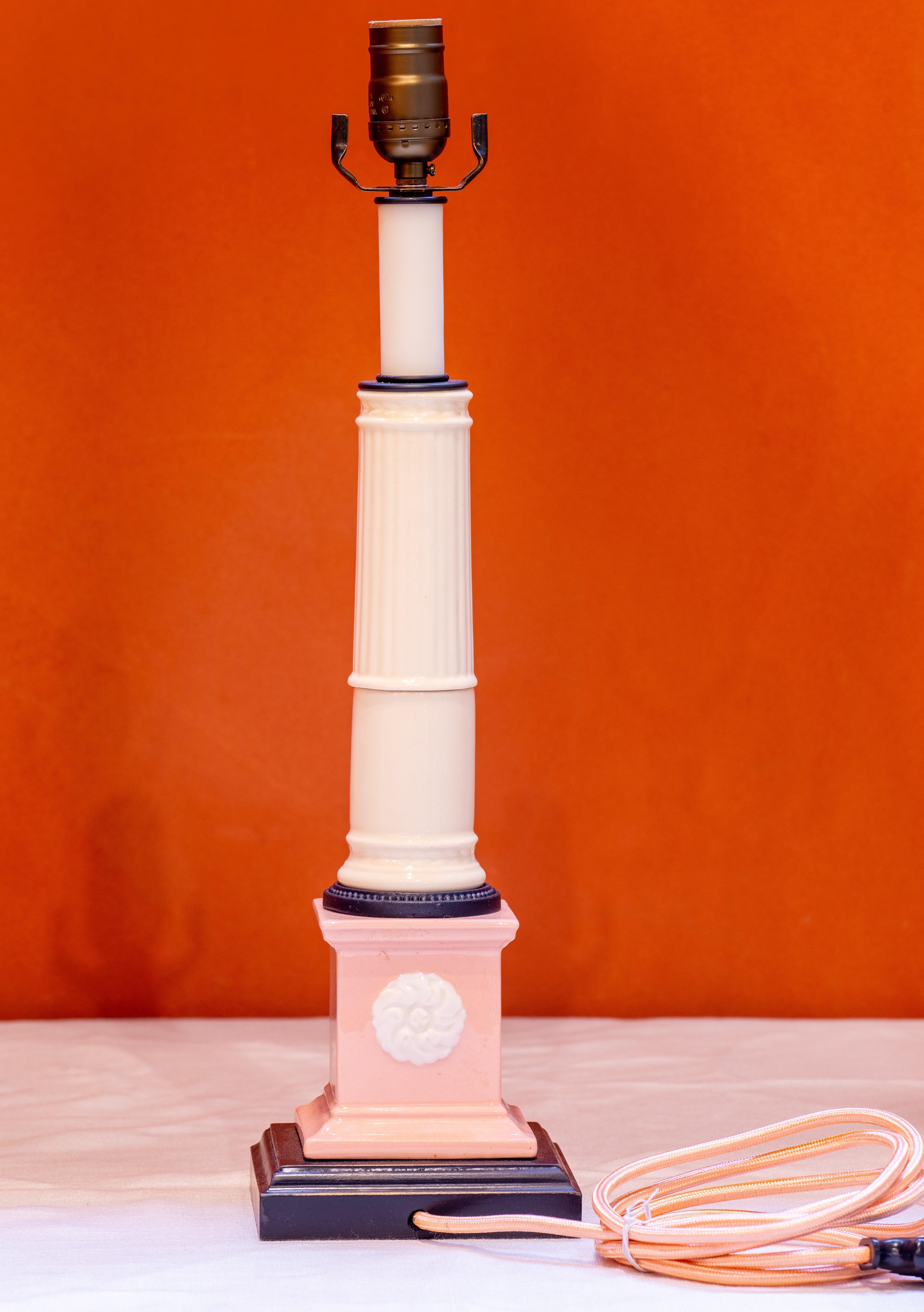 Américain Lampe simple rose, crème et noire avec médaillon gaufré et aspect classique en vente