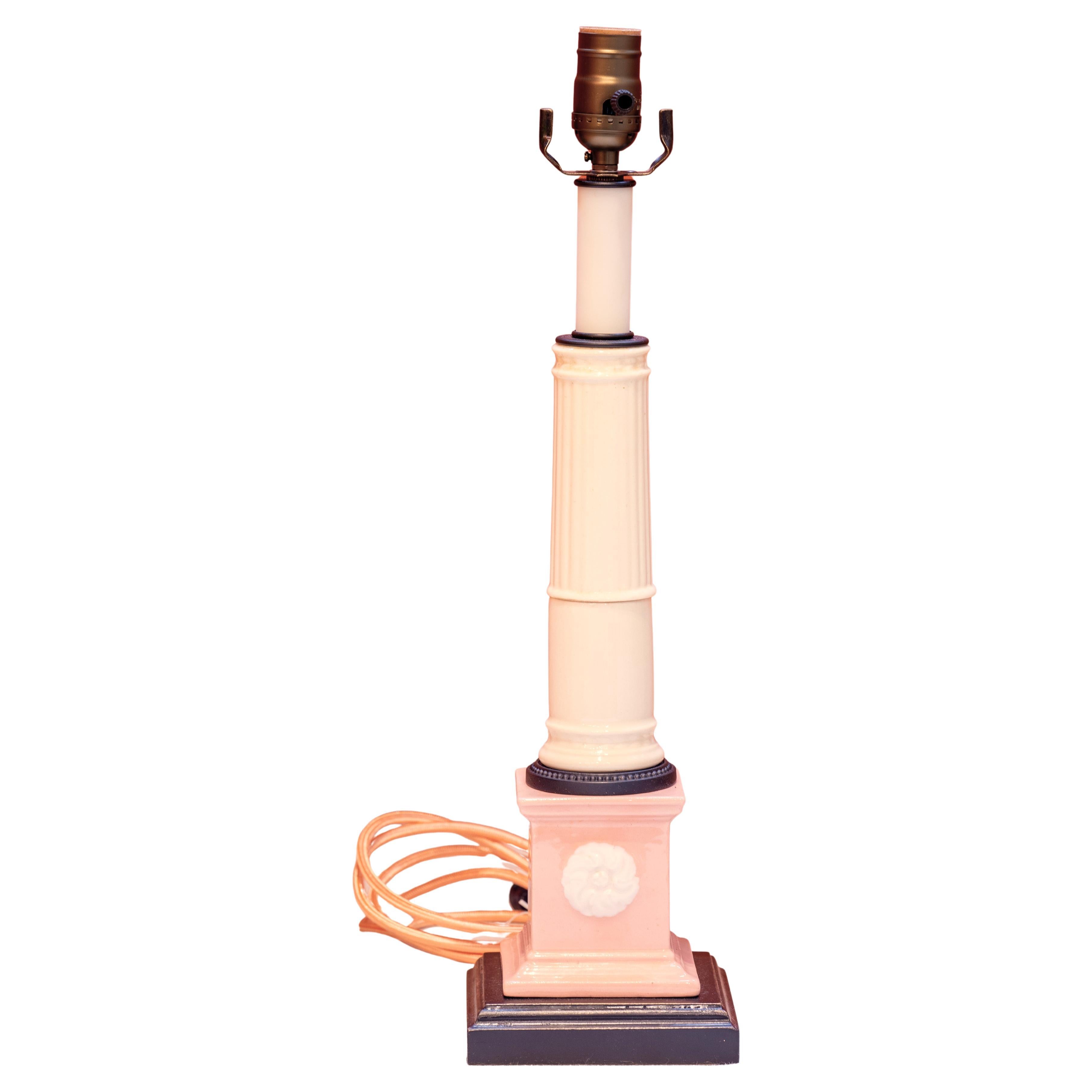 Lampe simple rose, crème et noire avec médaillon gaufré et aspect classique en vente