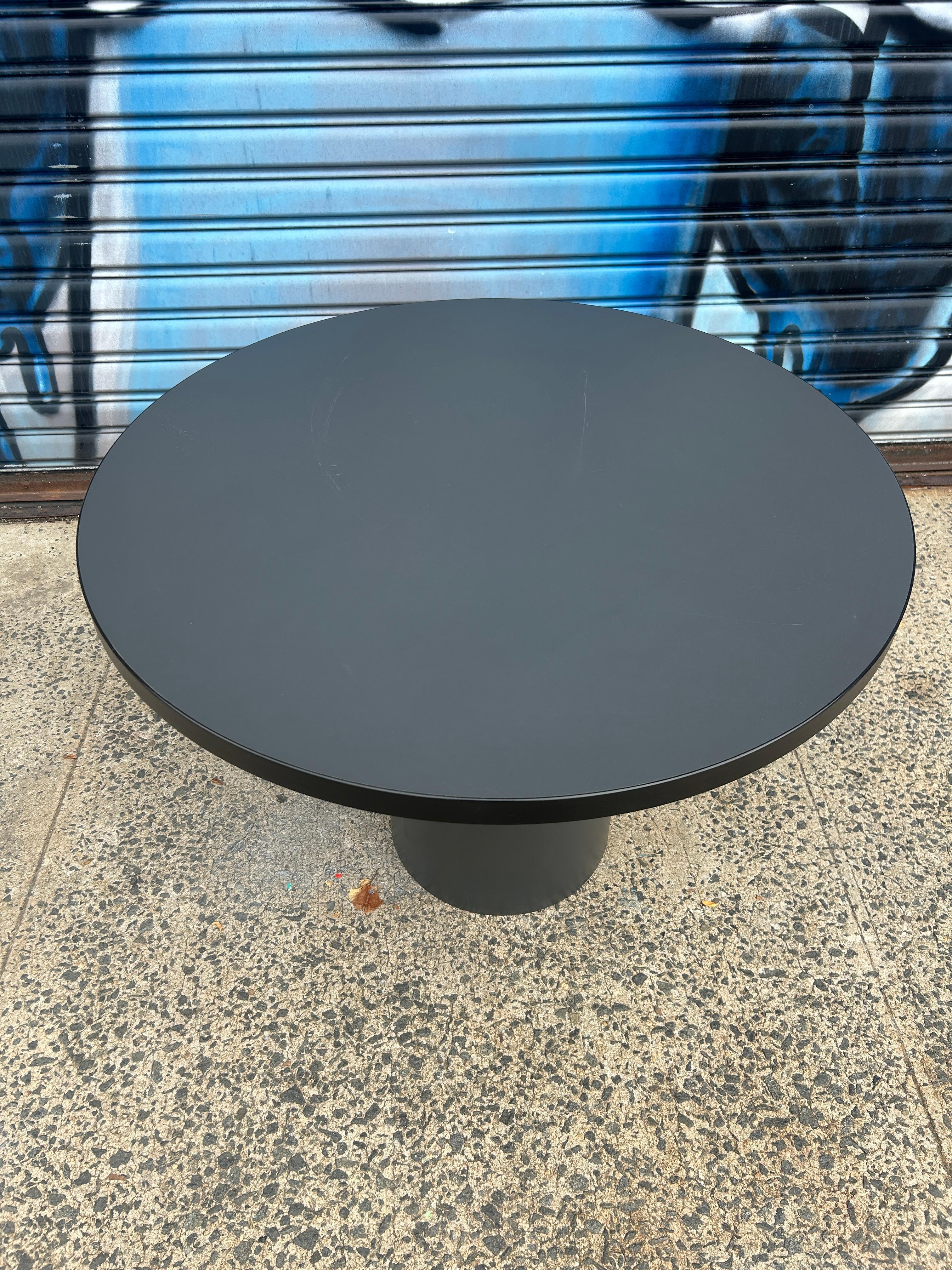 Simple Post Modern Dark Gray Laminate round dining table. Gray Laminate with Black trim. No Chips very clean. Round top and round base. Made circa 1980s Located in Brooklyn NYC.

Measures 42