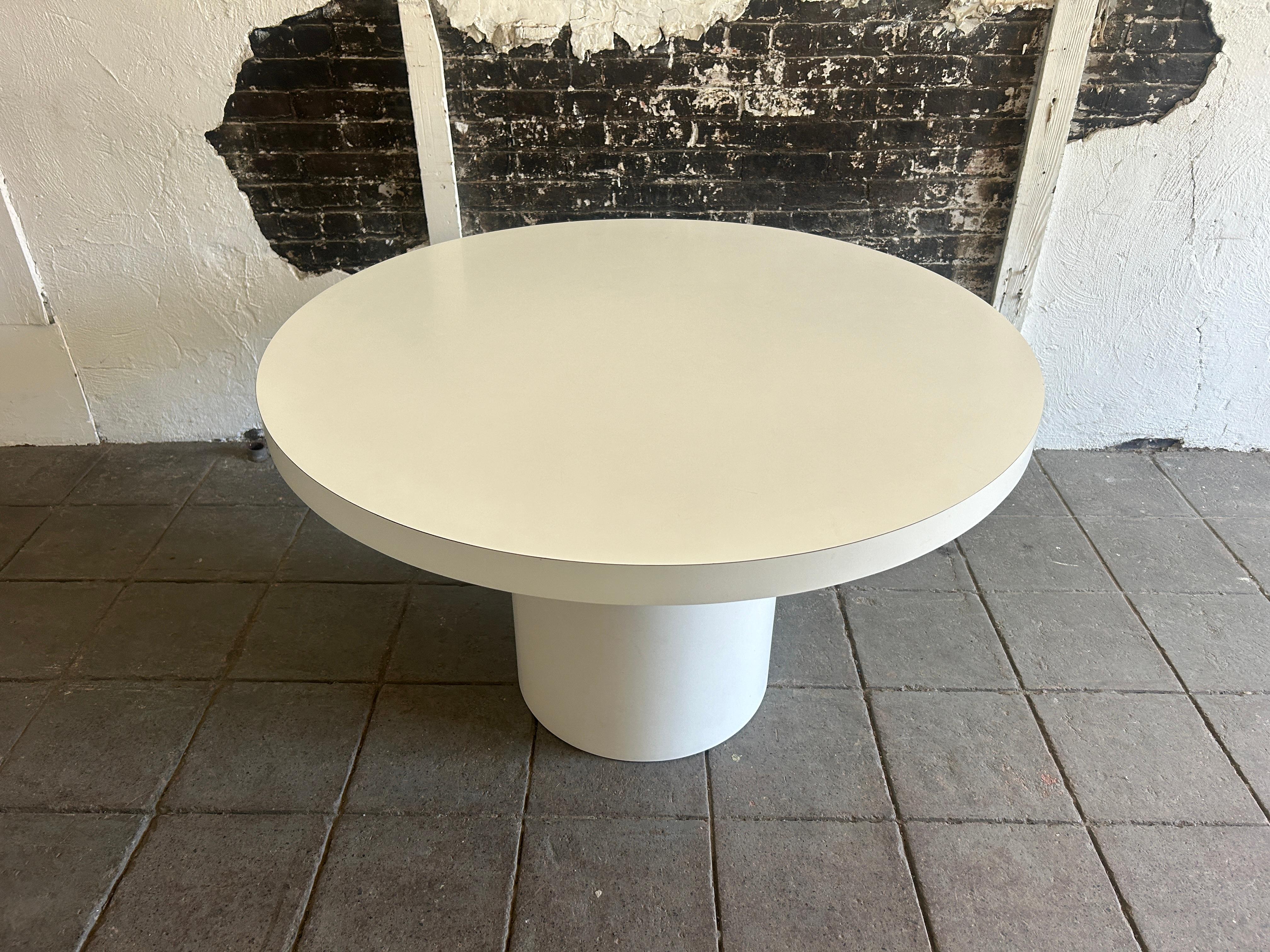 Simple Post Modern table de salle à manger ronde en stratifié blanc. Stratifié blanc avec base ronde blanche. Pas de copeaux, très propre. Dessus et base ronds. Fabriqué vers les années 1980 Situé à Brooklyn NYC.

Dimensions : 48