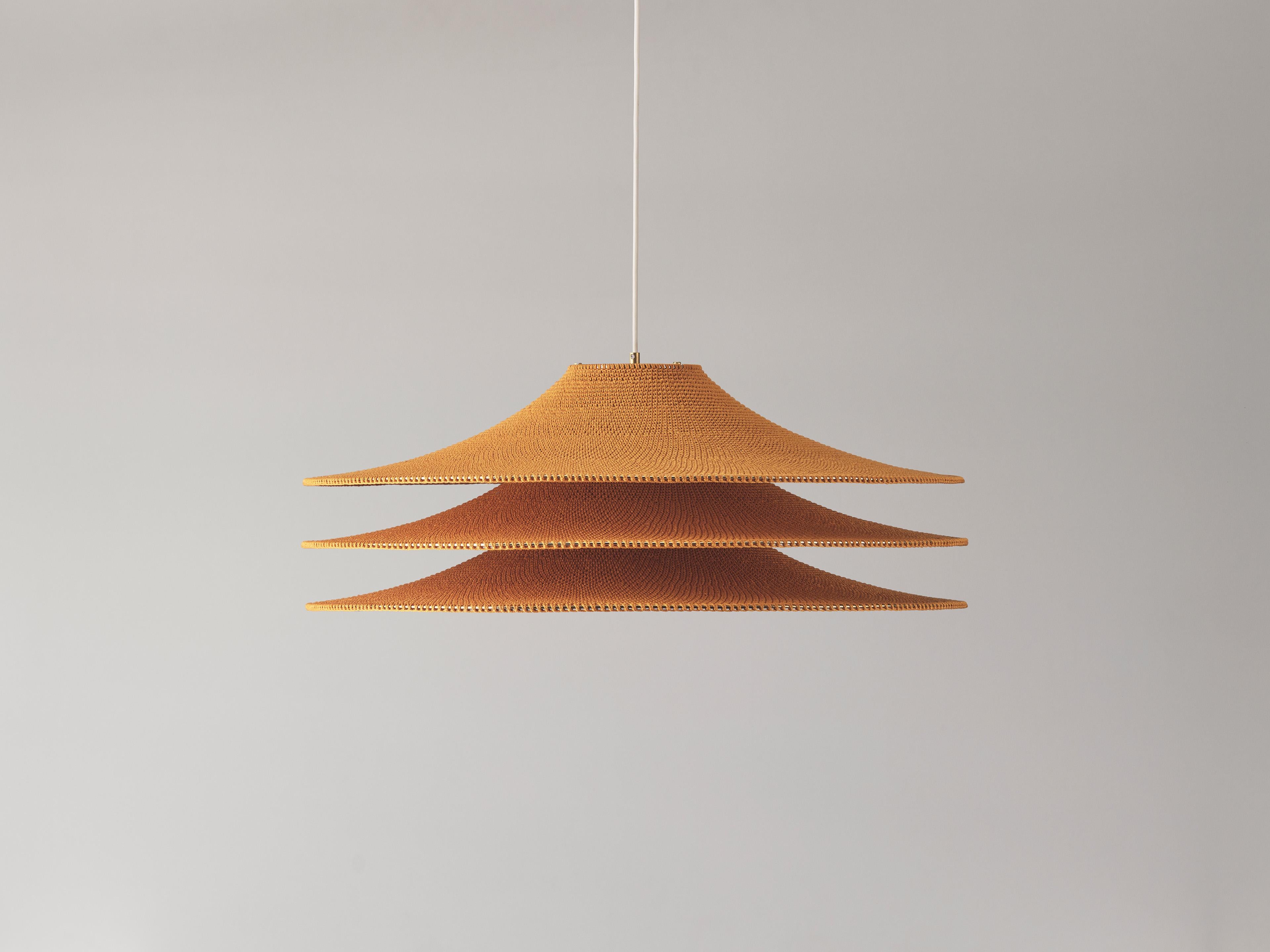 La collezione SIMPLE SHADE è l'essenza di una tonalità. Un design semplice con proprietà trasformative in forme singole e multiple. Utilizzando la filosofia giapponese per progettare con attenzione lo spazio e l'oggetto come un tutt'uno. Questa è