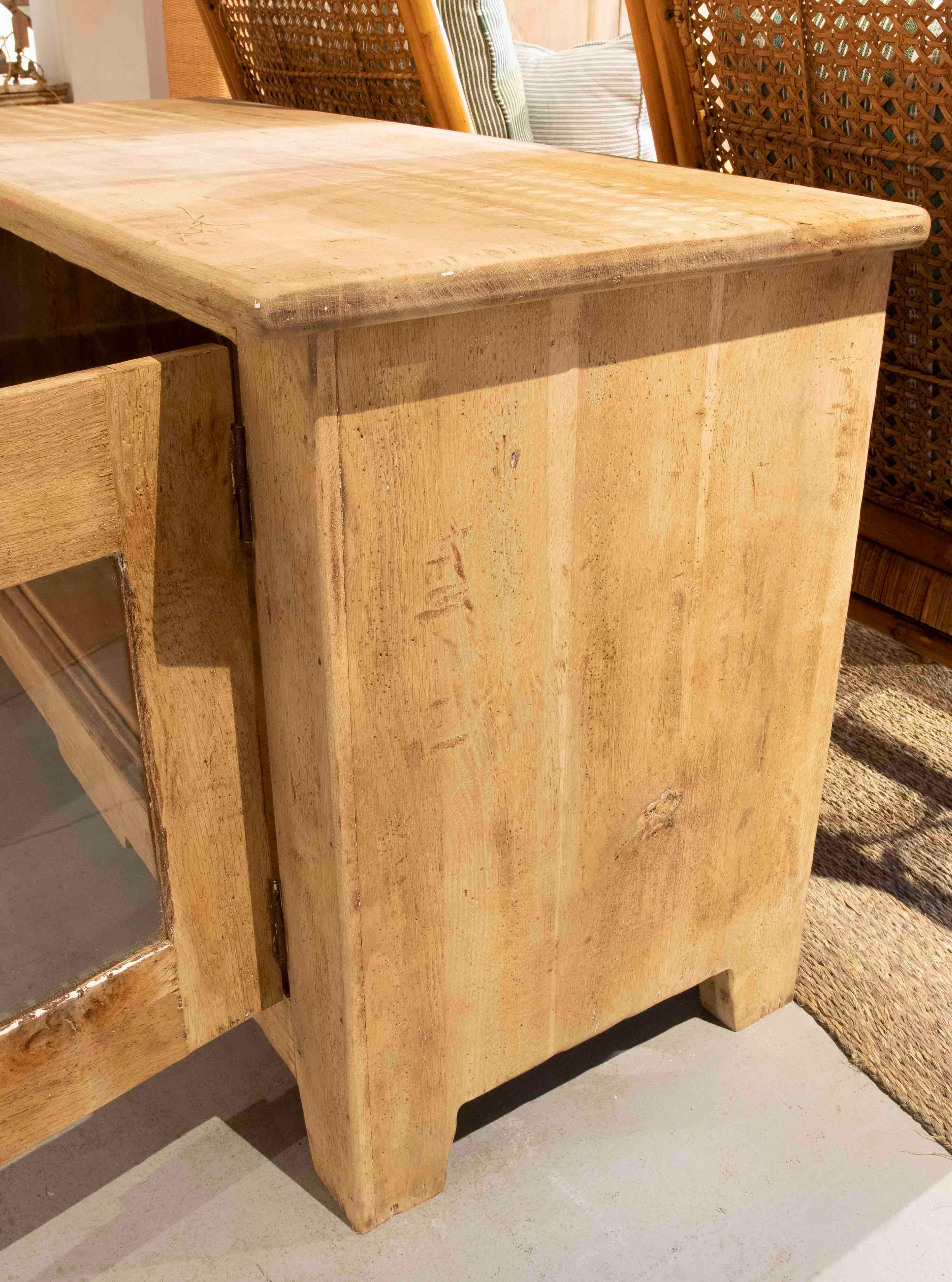 Einfaches Sideboard aus gewaschenem Holz mit zwei Türen  im Angebot 2